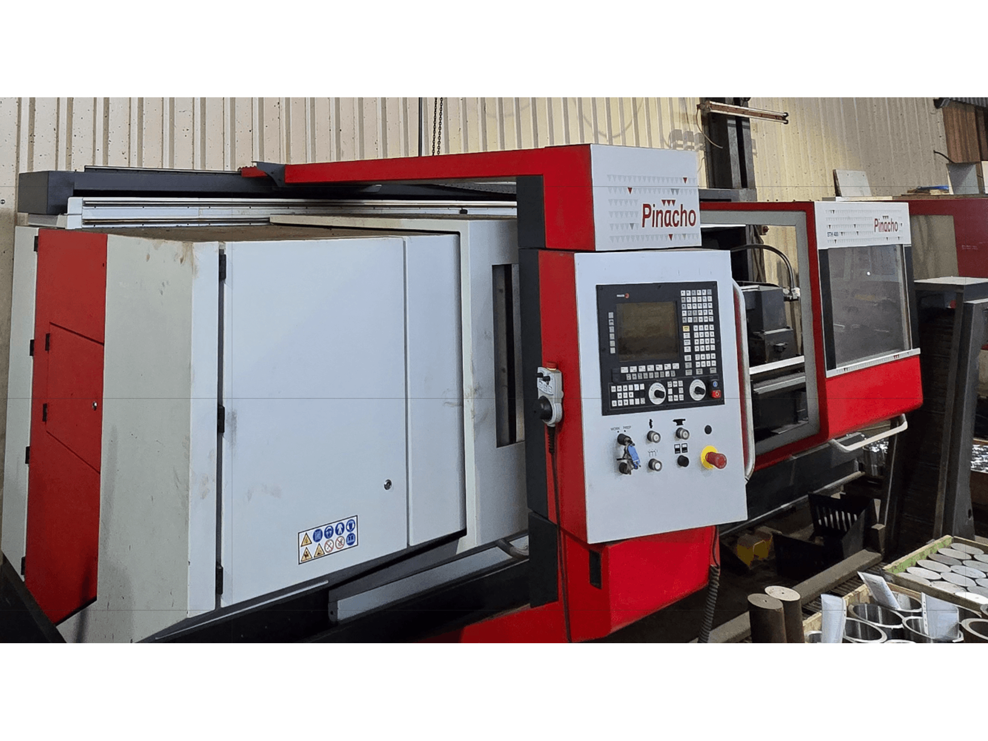 Pinacho STH 400-105×3000 vízszintes esztergagép, elölnézetből, a vezérlőpanel és a piros ékezetek.