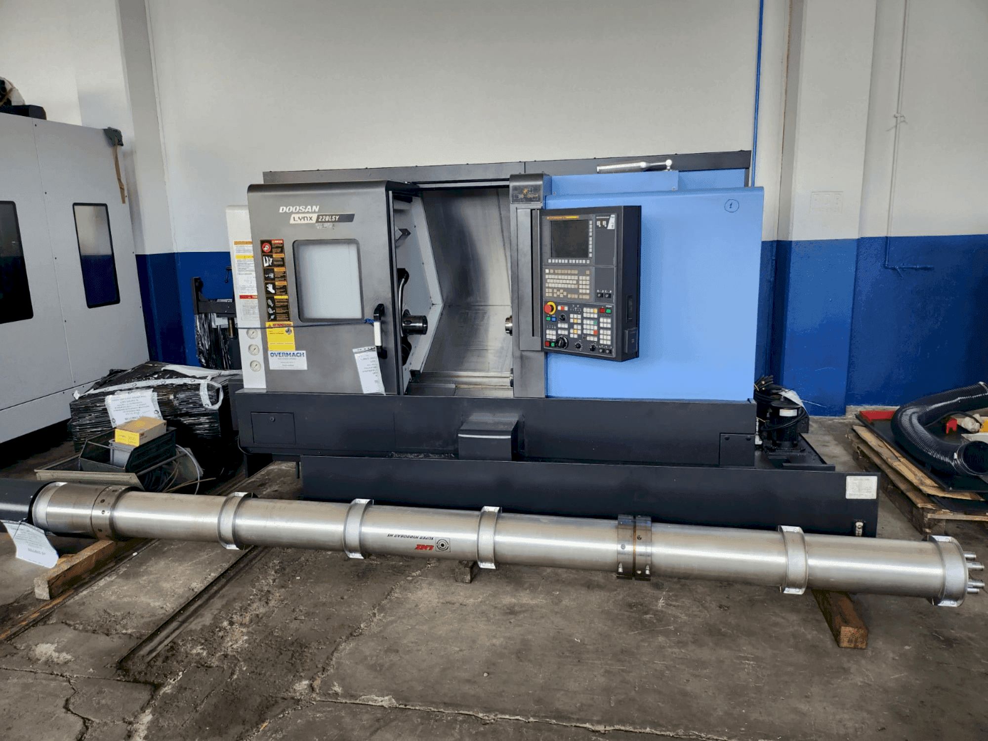 A DOOSAN LYNX 220 LSYA gép elölnézete
