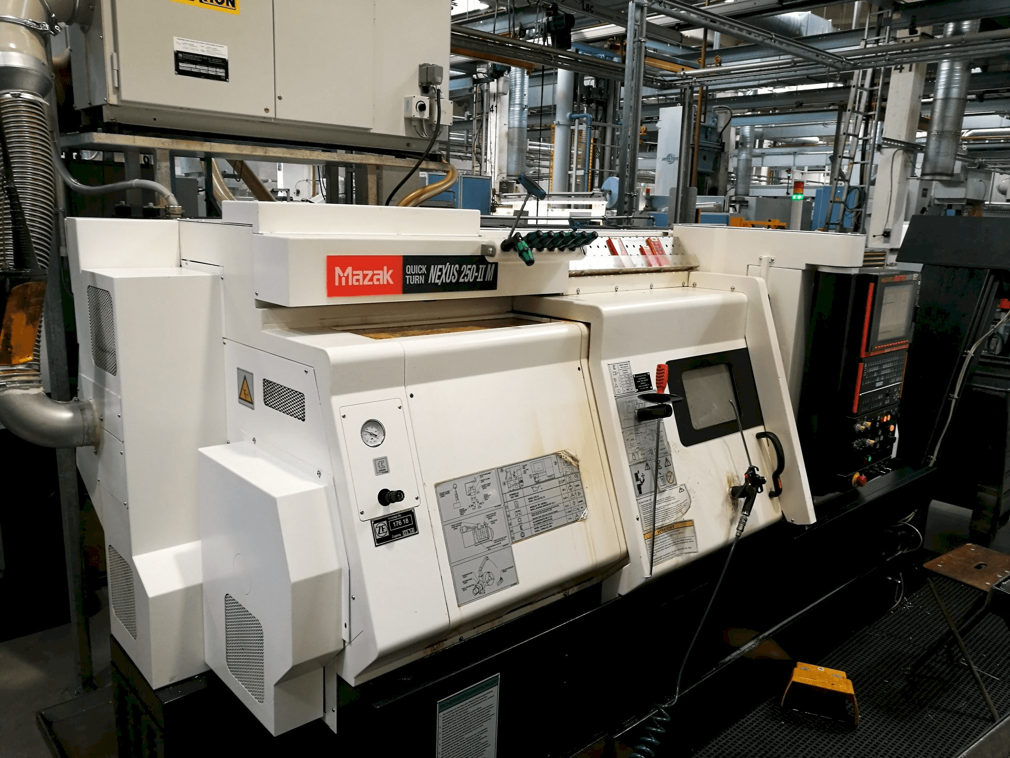 A Mazak Quickturn Nexus 250-II M gép elölnézete