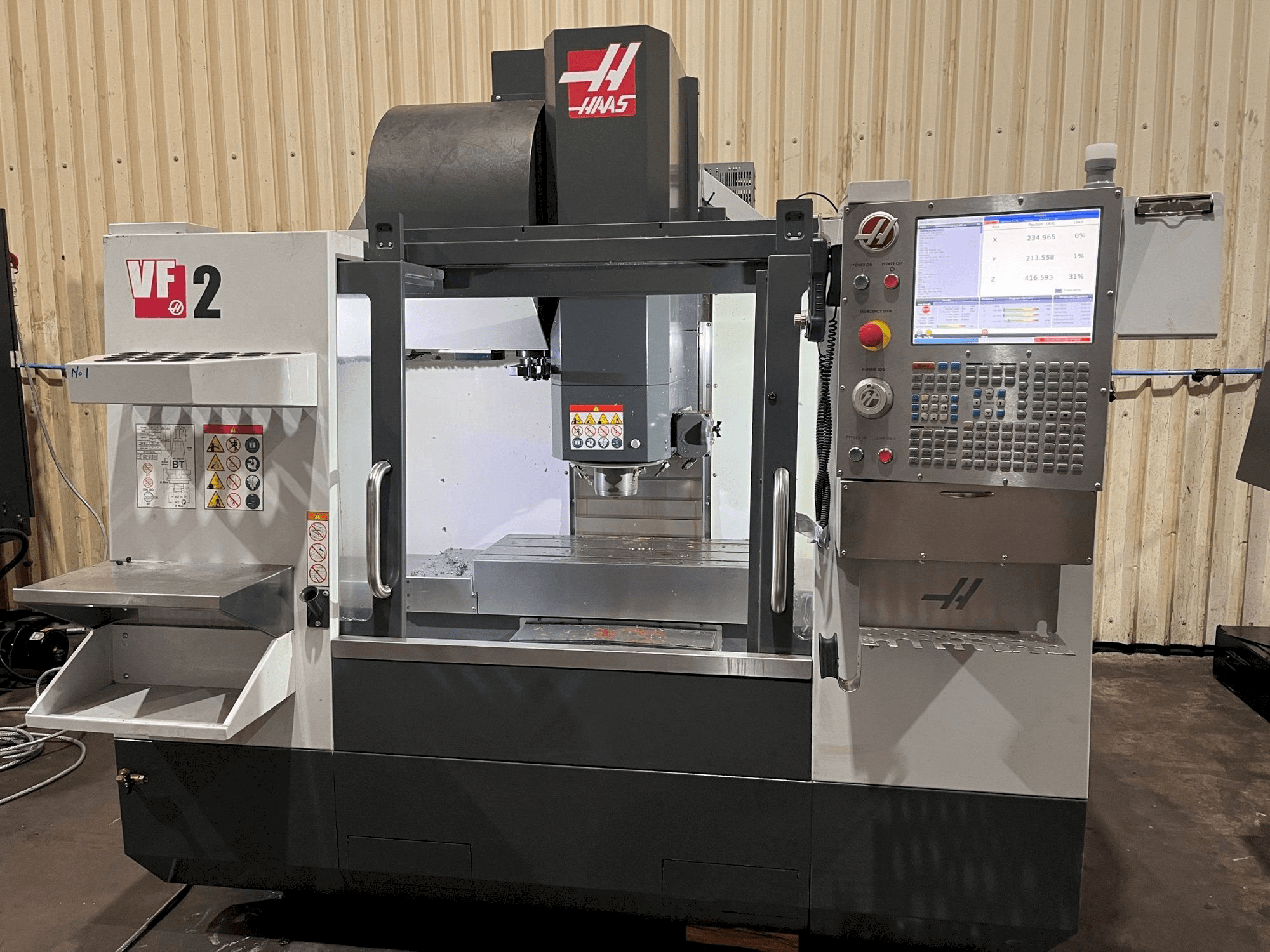 A HAAS VF-2 gép elölnézete