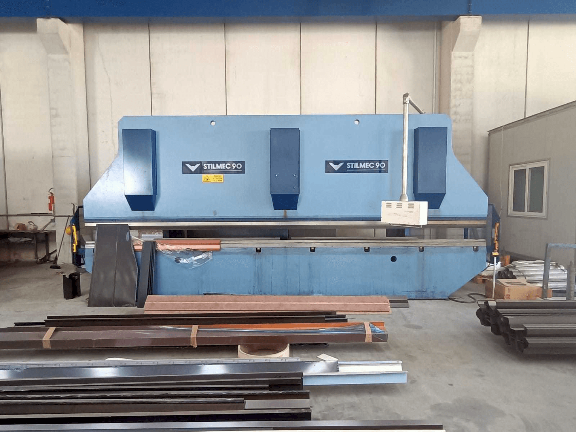 A Stillmec 90 6500 x 200 ton gép elölnézete