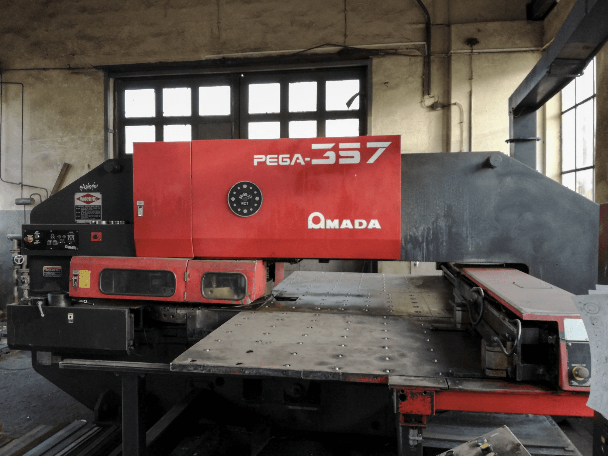 A AMADA PEGA 357 gép elölnézete