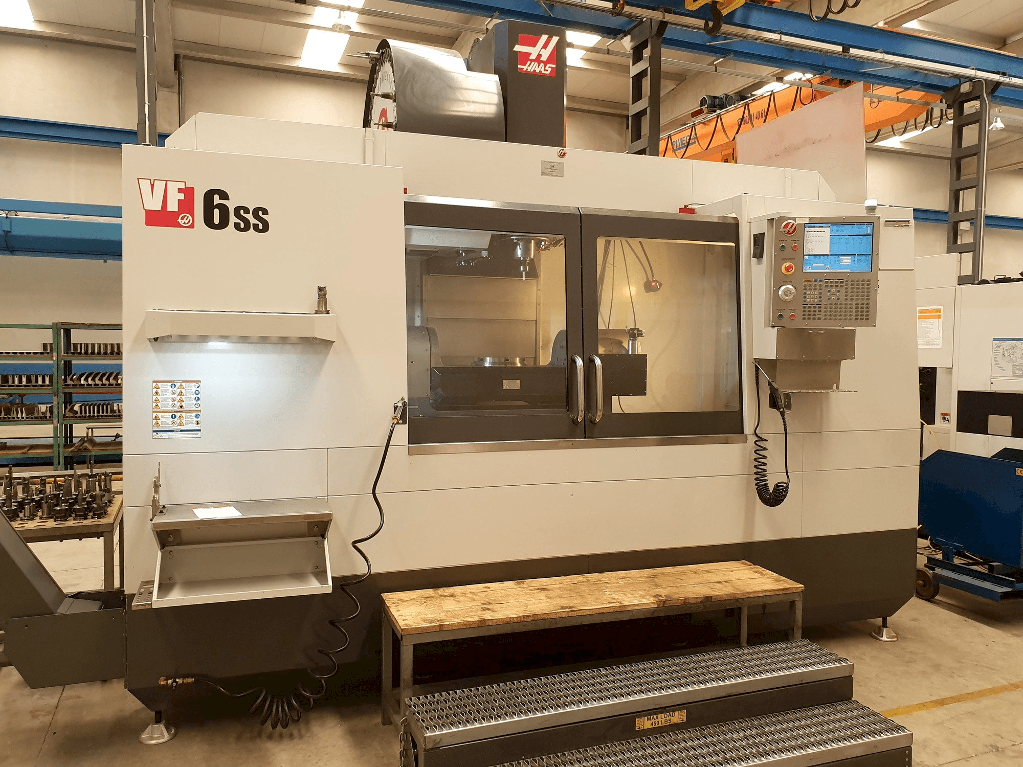 A HAAS VF-6SS gép elölnézete