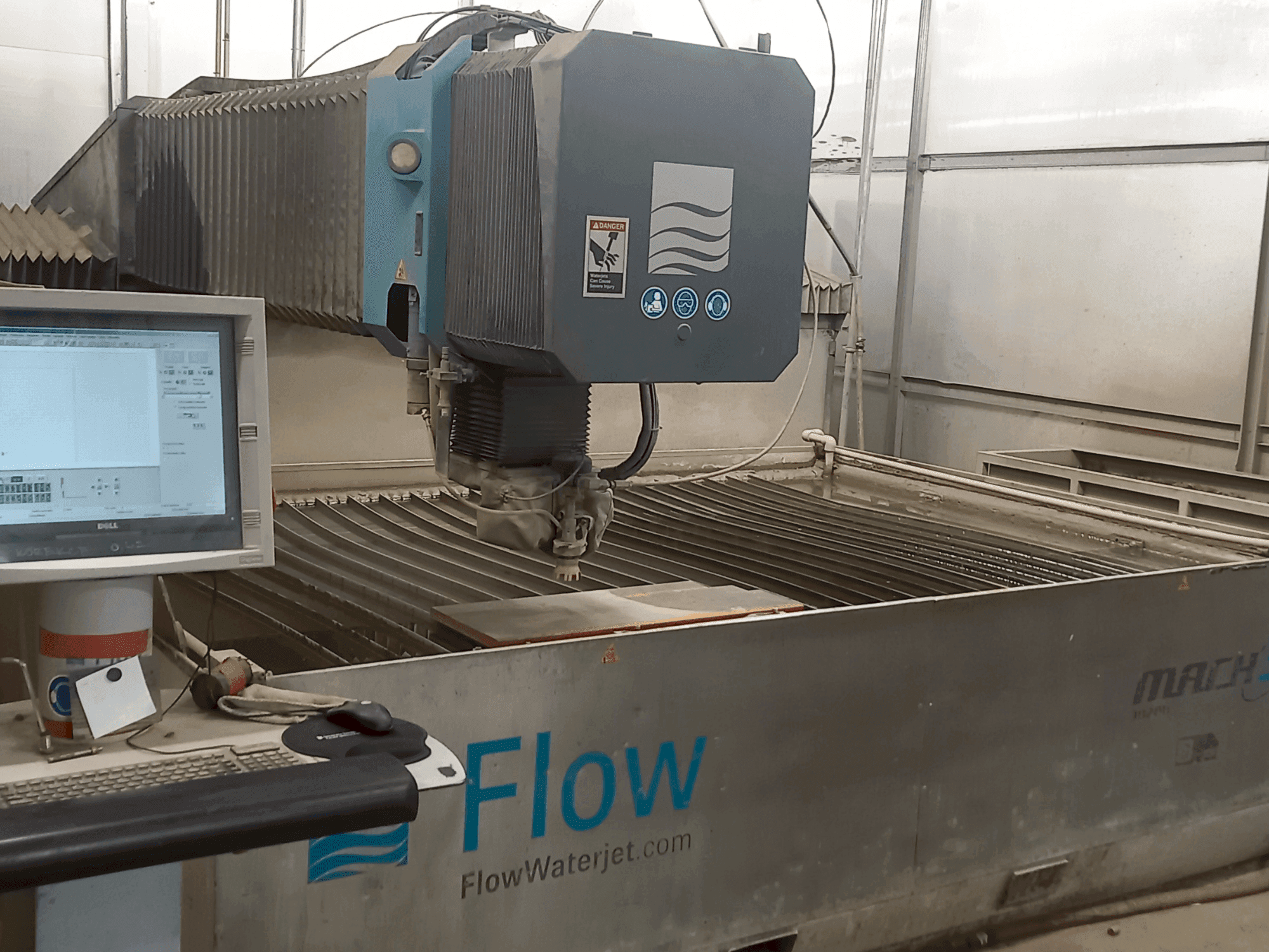 A Flow Mach 3-3020b gép elölnézete