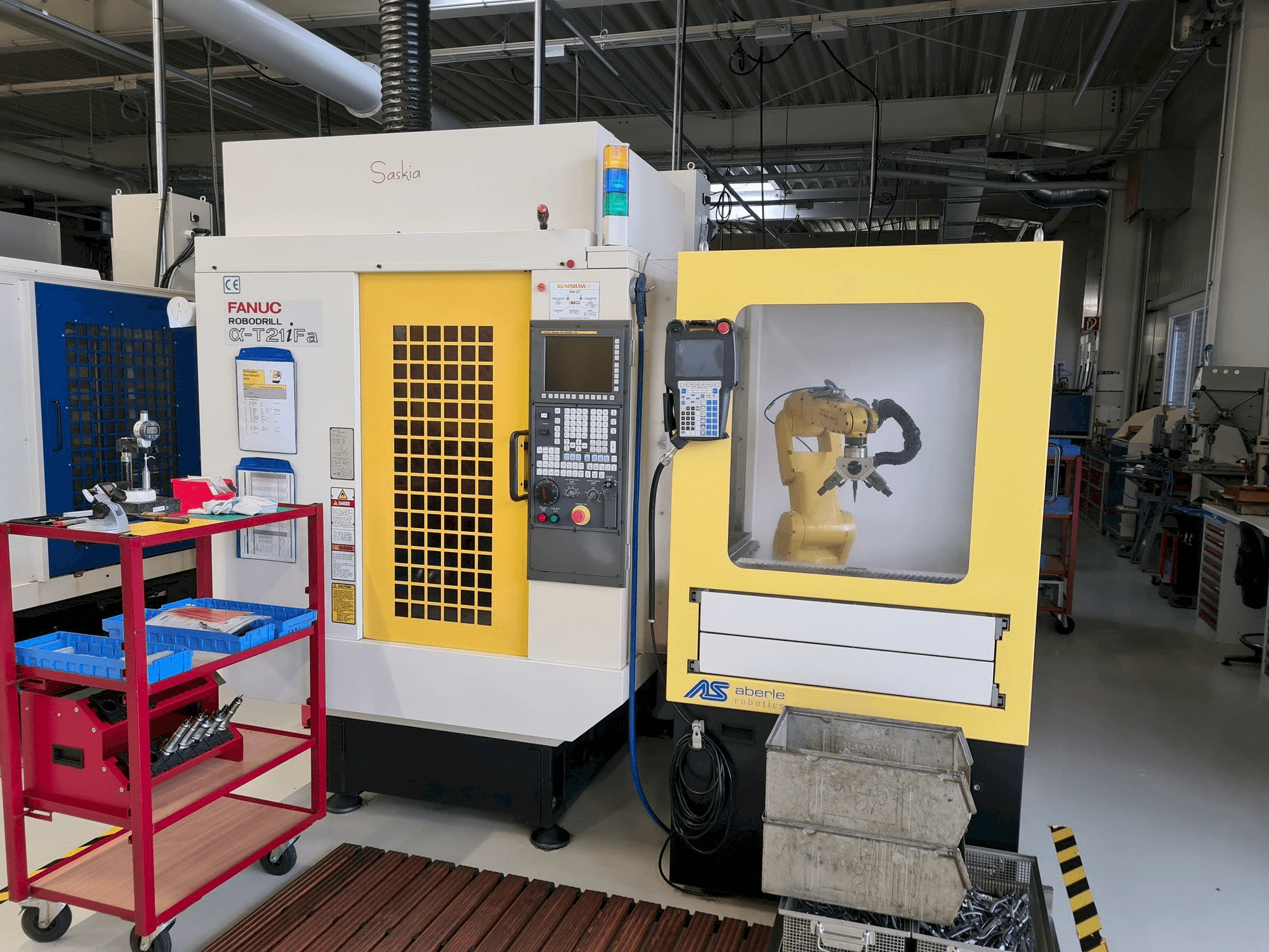 A FANUC Robodrill ALPHA T21iFA gép elölnézete