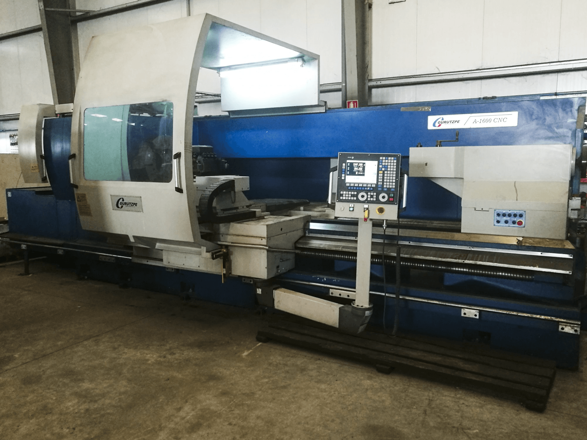 A Gurutzpe A-1600 CNC gép bal oldali nézete