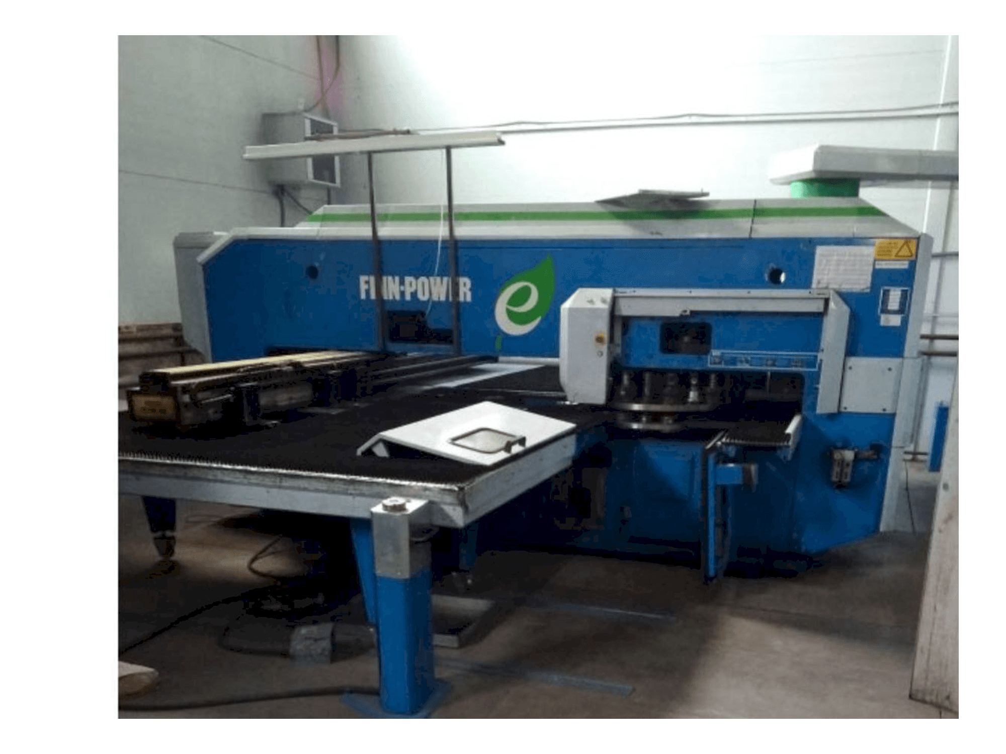 A Finn-Power E5 gép elölnézete