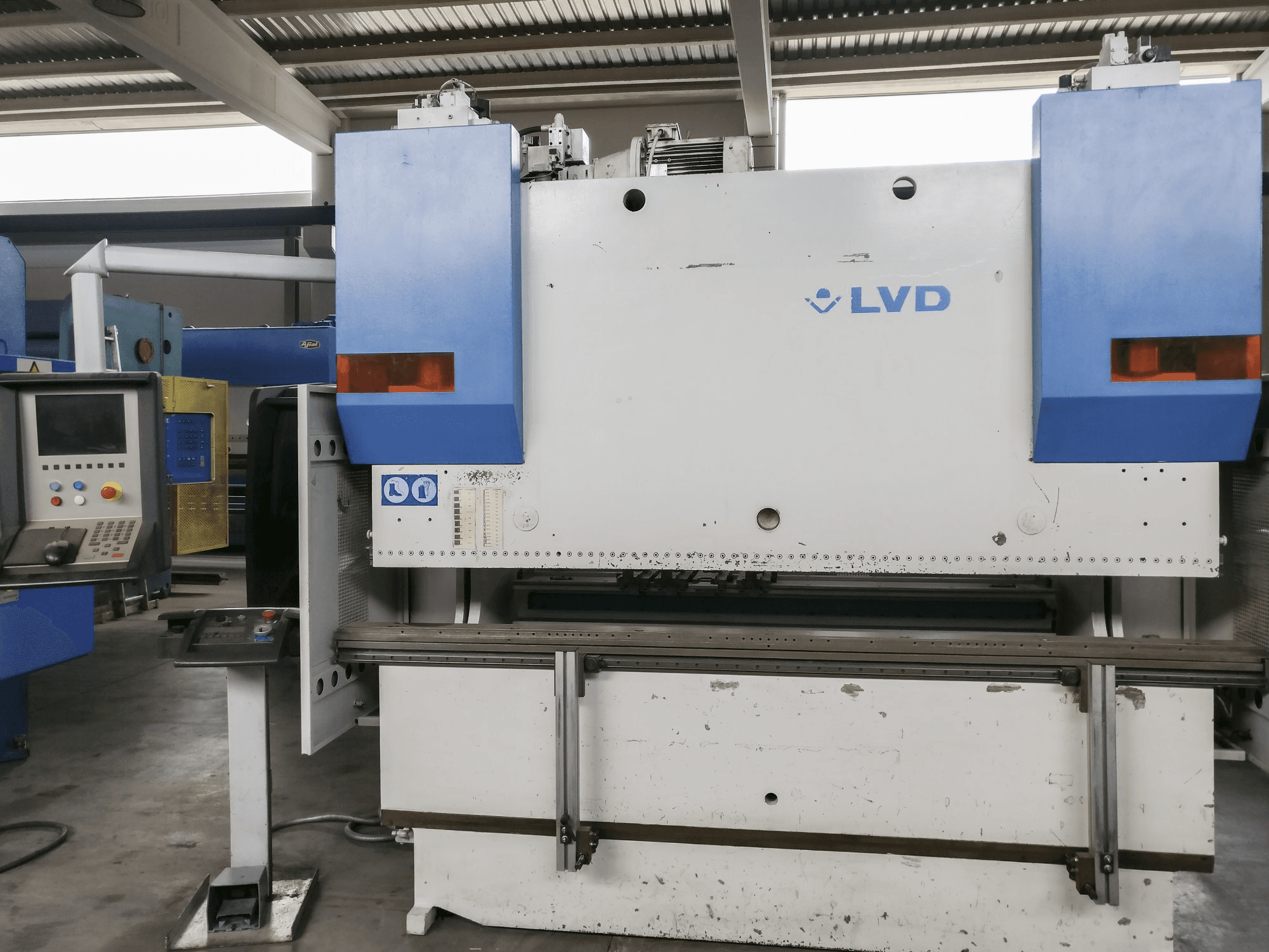 A LVD PPEB 80/25 CAD-CNC gép elölnézete