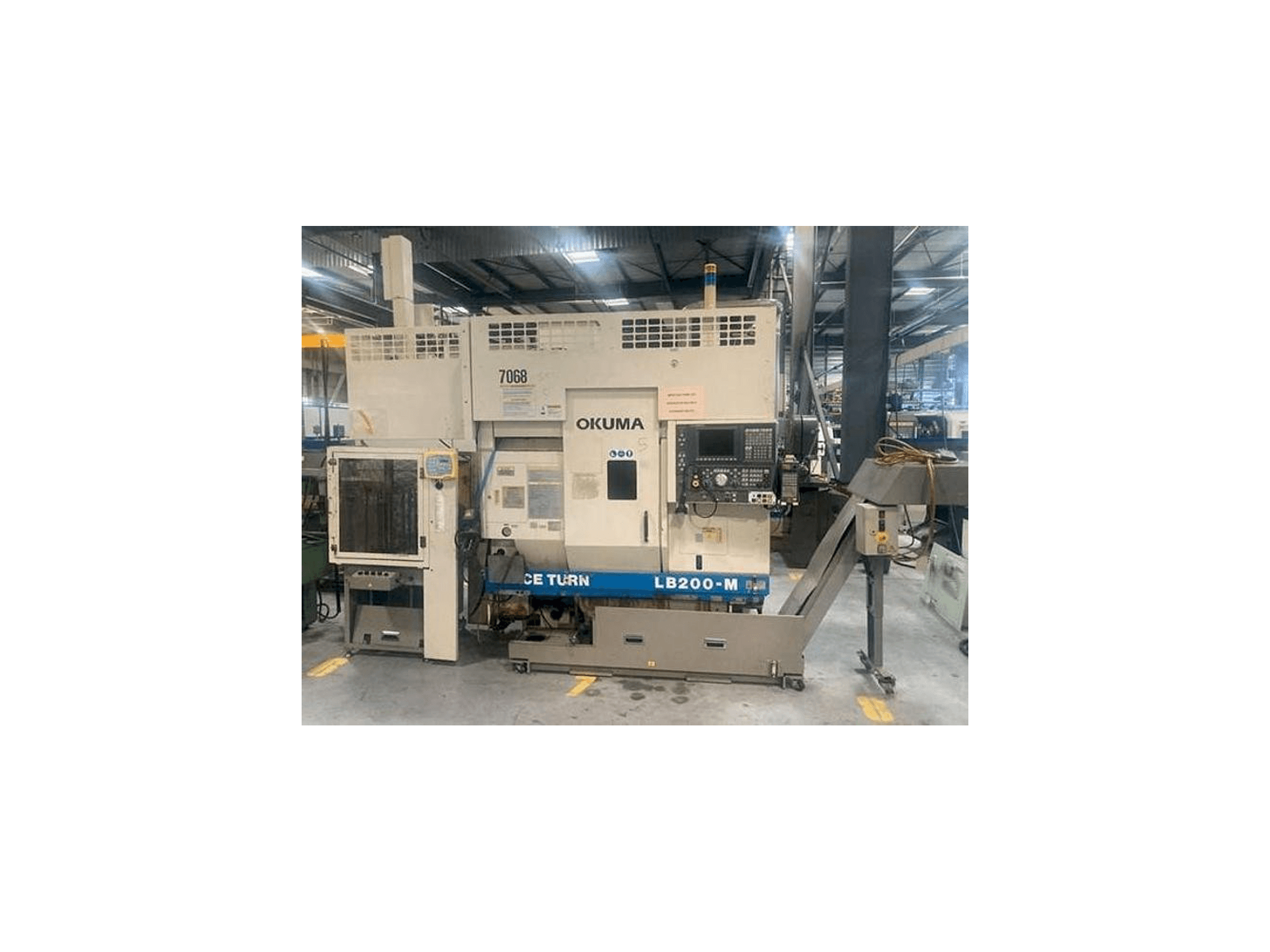 A Okuma LB 200M gép elölnézete