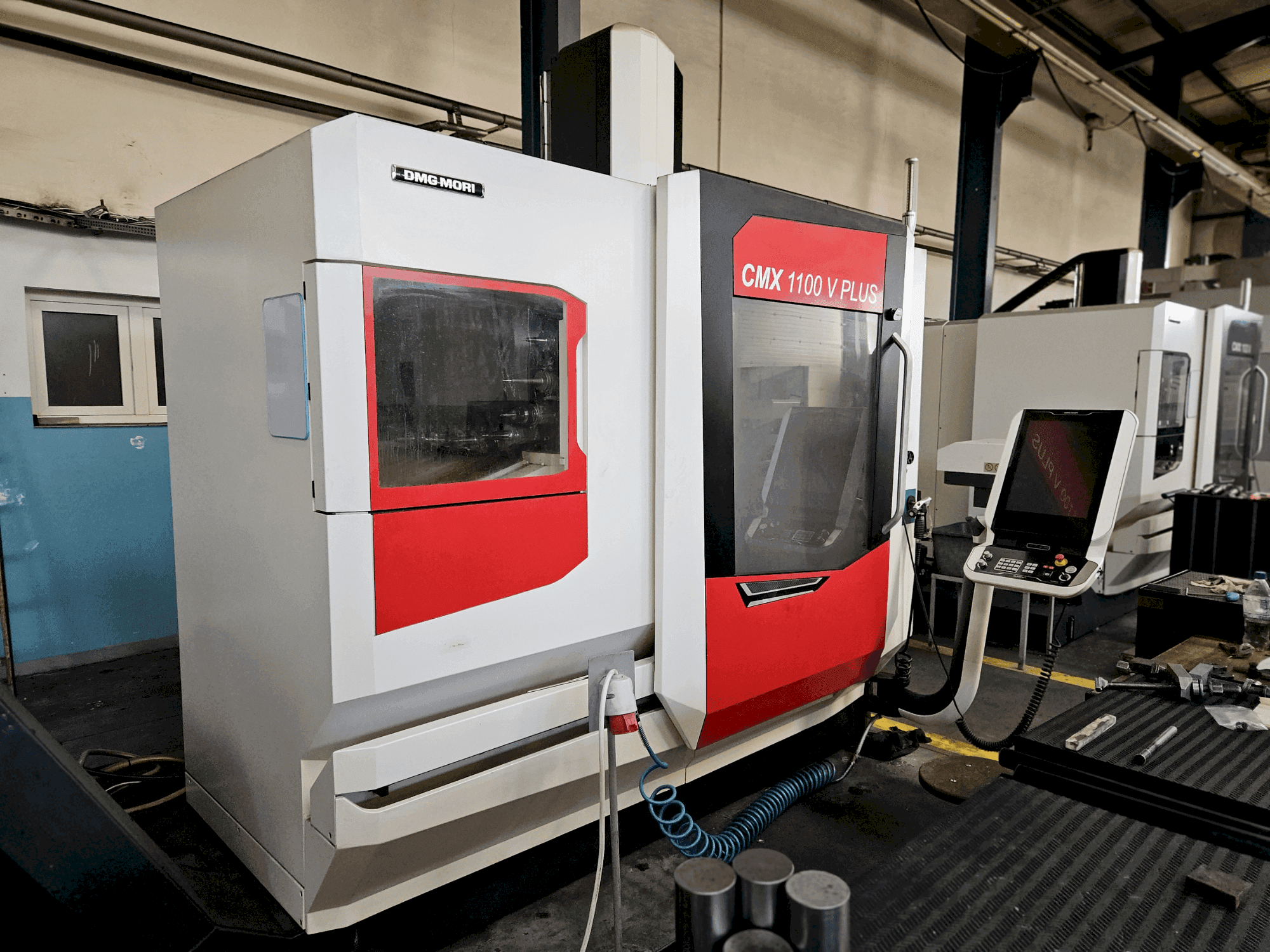 A DMG MORI CMX 1100 V gép elölnézete