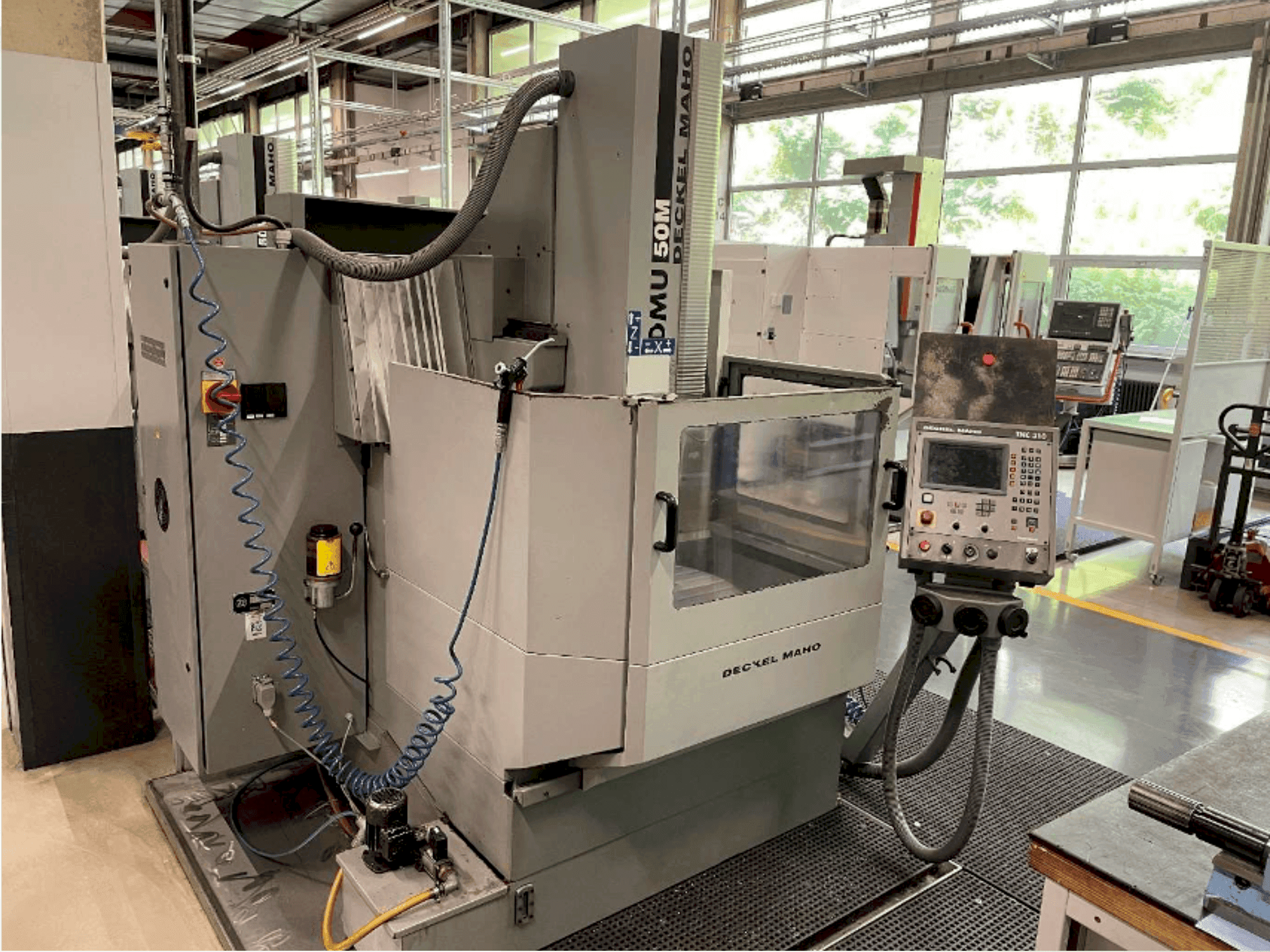 A DECKEL DMU 50 gép elölnézete