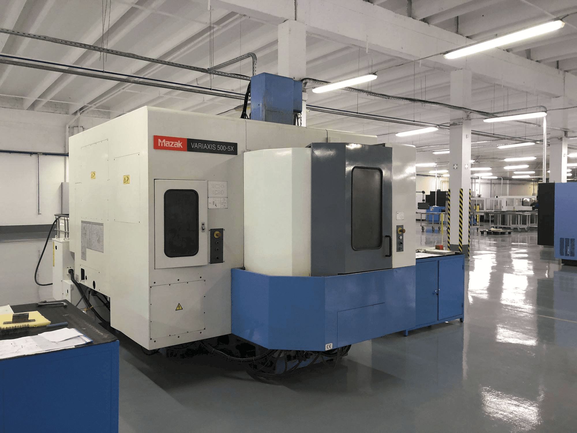 A Mazak VARIAXIS 500-5X gép elölnézete