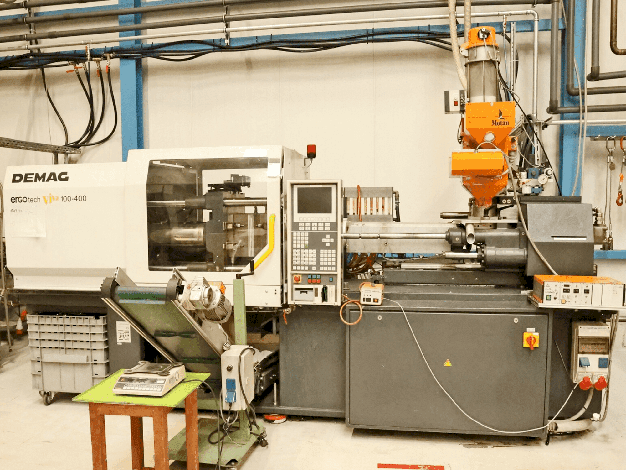 A DEMAG Ergotech ET 100-400 viva gép elölnézete