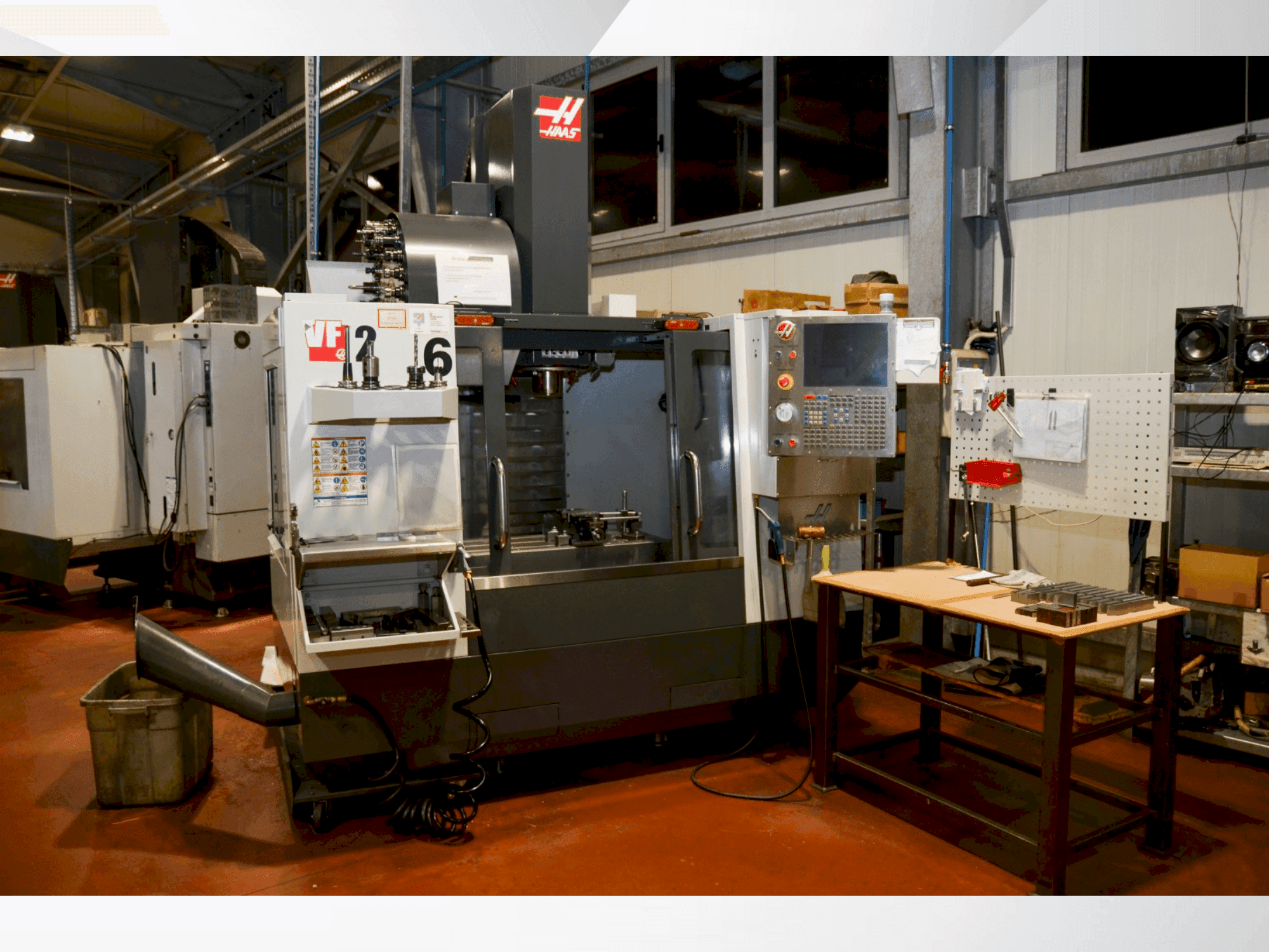 A HAAS VF 2 gép elölnézete