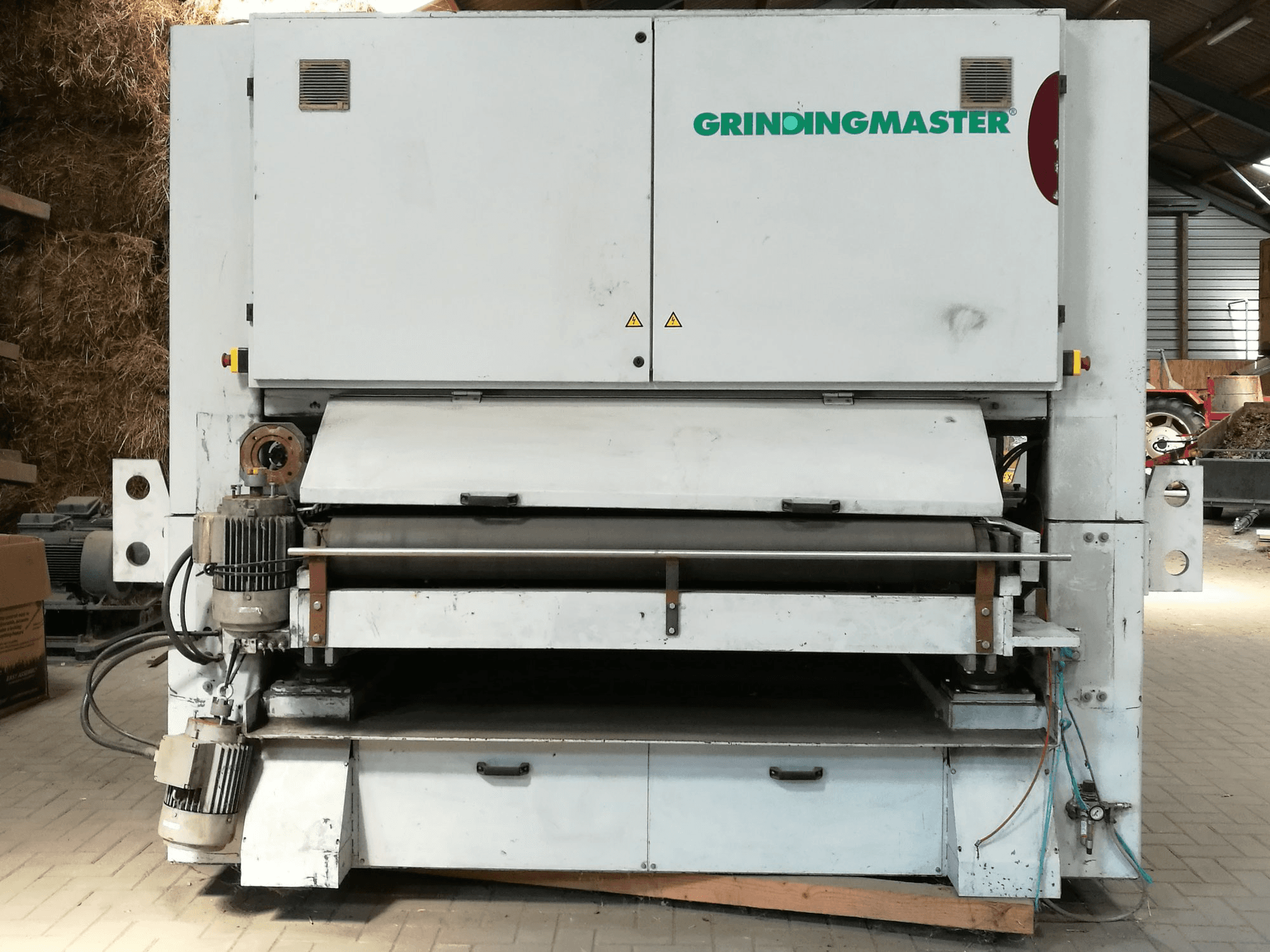 A TIMESAVERS MB-2-1600 Z2 gép elölnézete