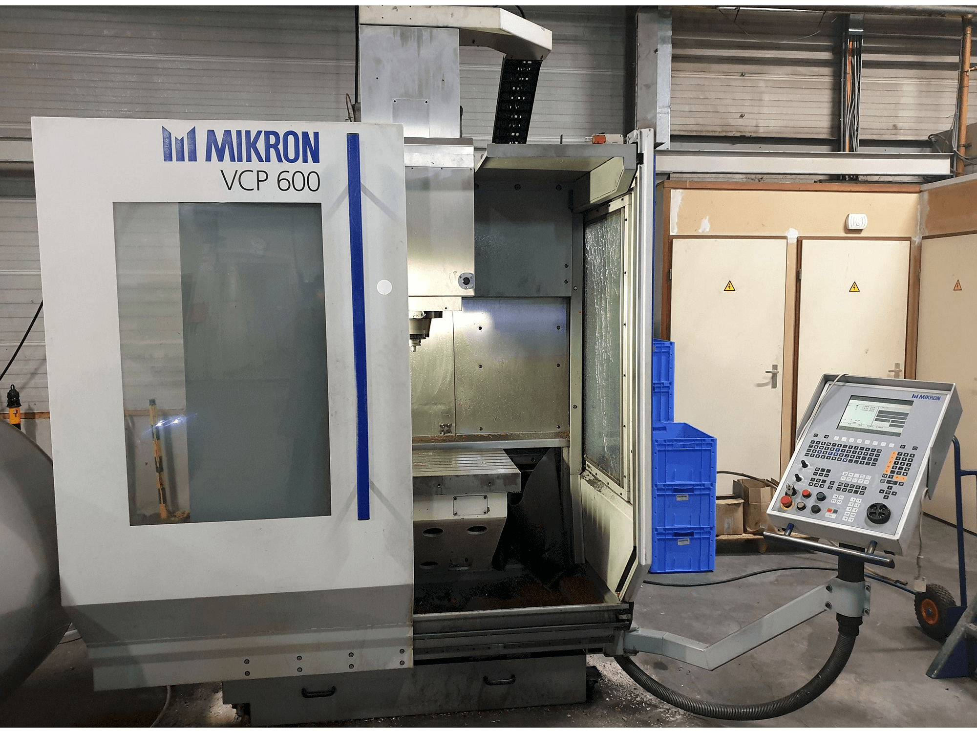 A MIKRON VCP 600 gép elölnézete