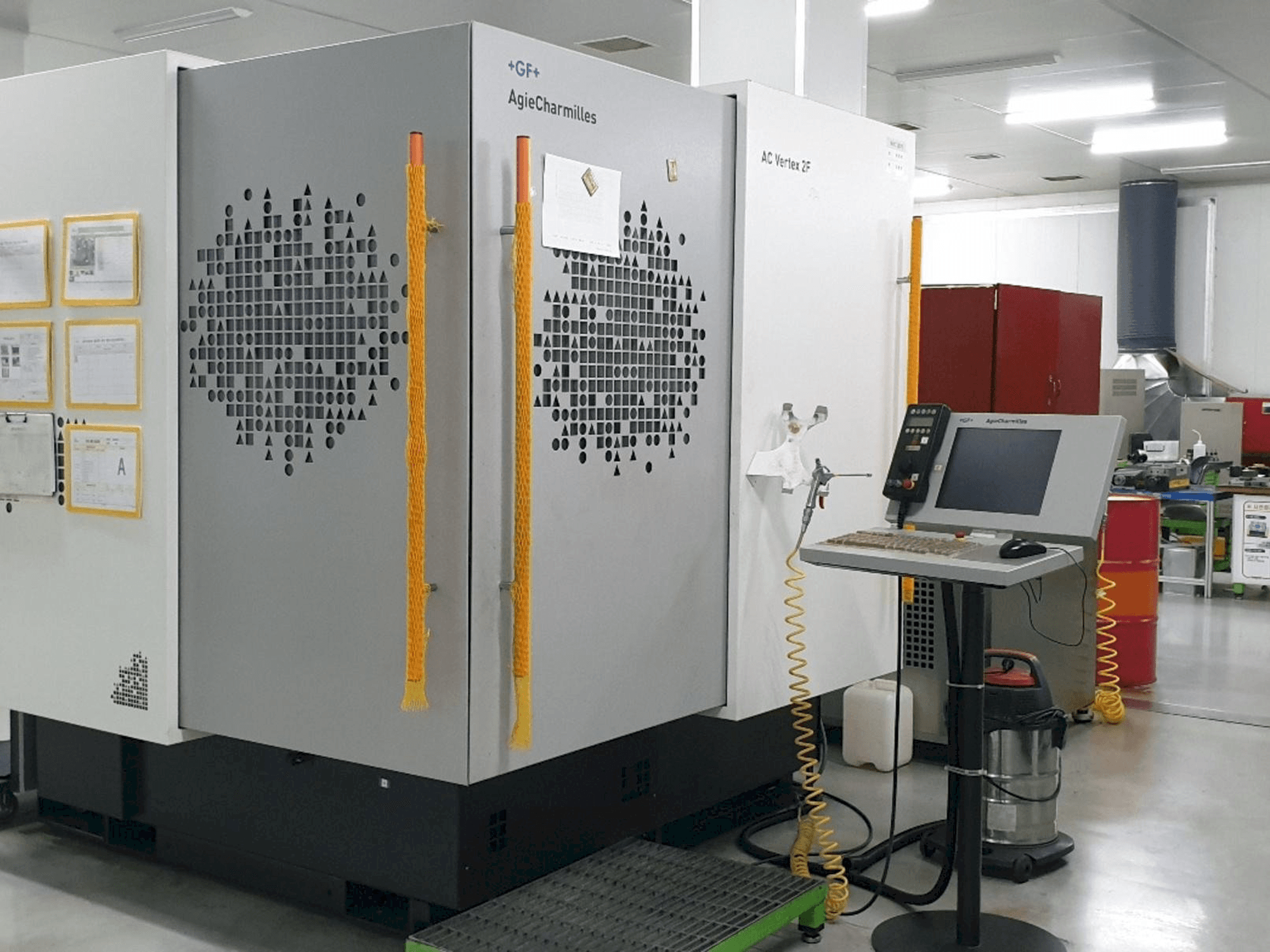 A AgieCharmilles AC VERTEX 2F gép elölnézete