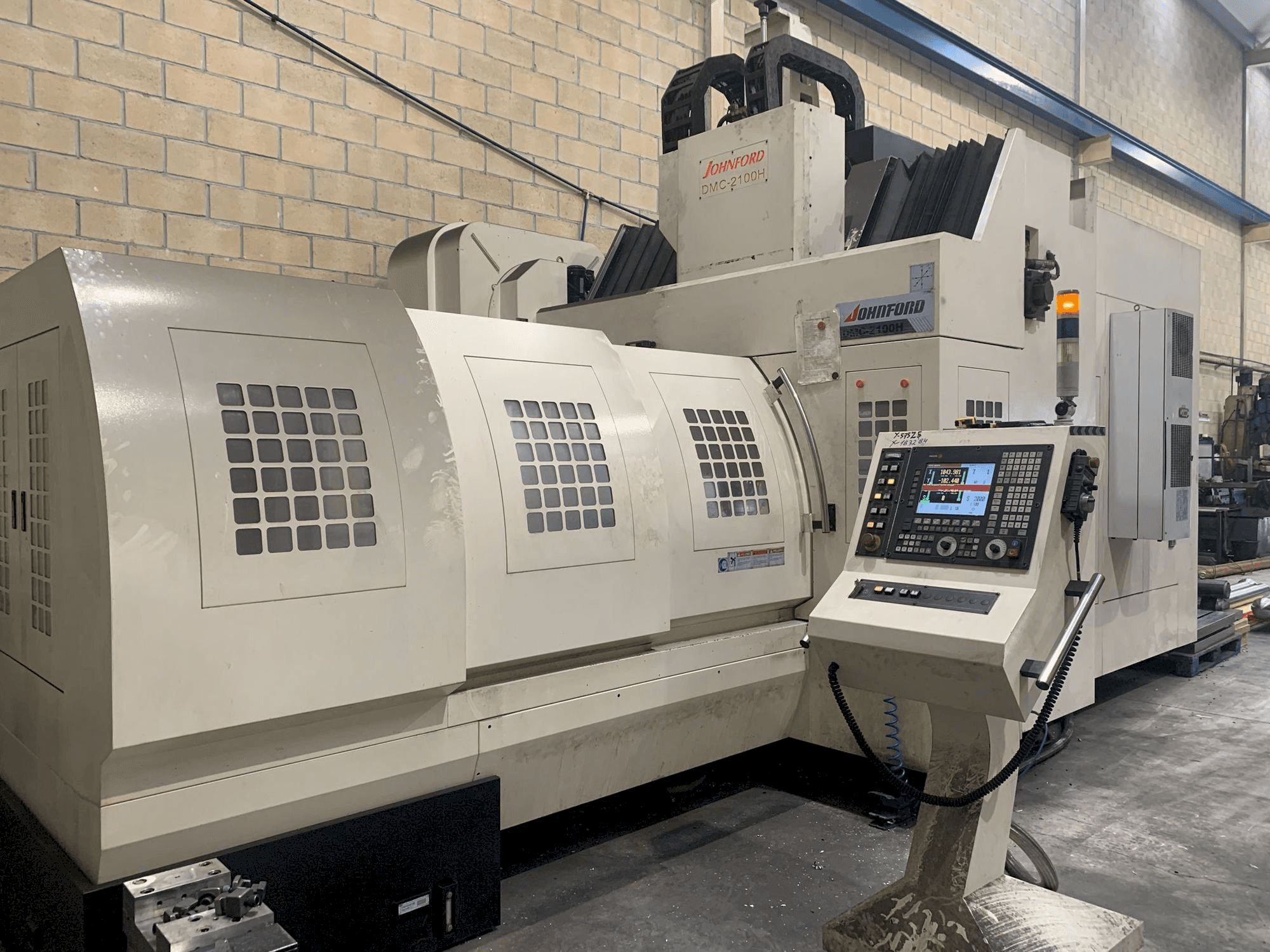 A Johnford DMC-2100H gép elölnézete