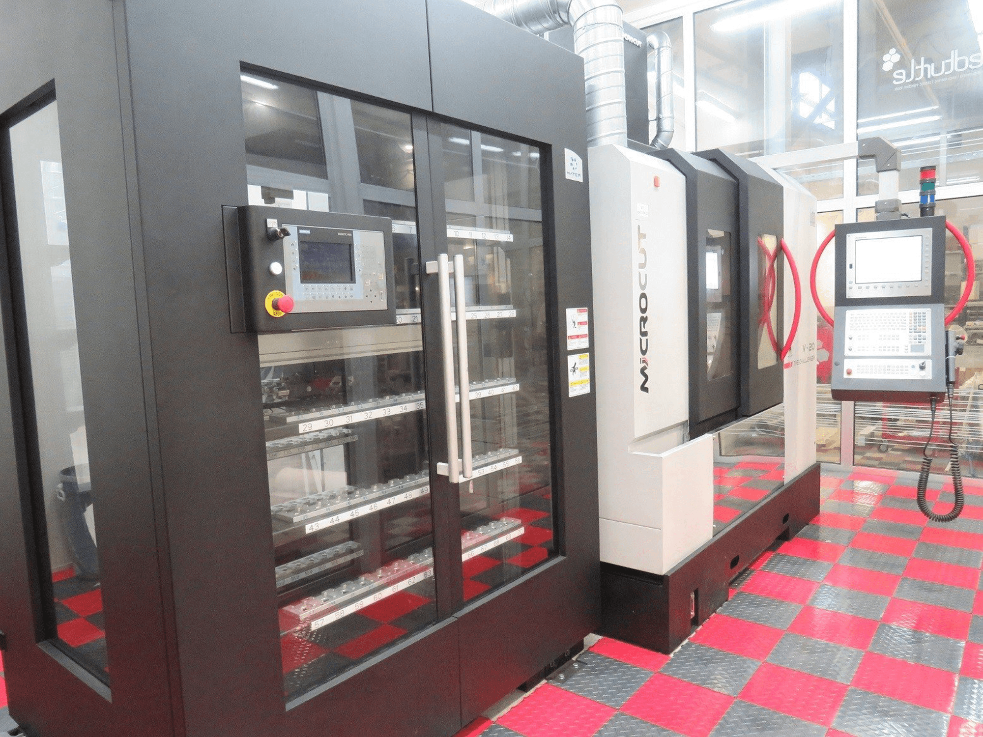 A MICROCUT V-20G gép elölnézete