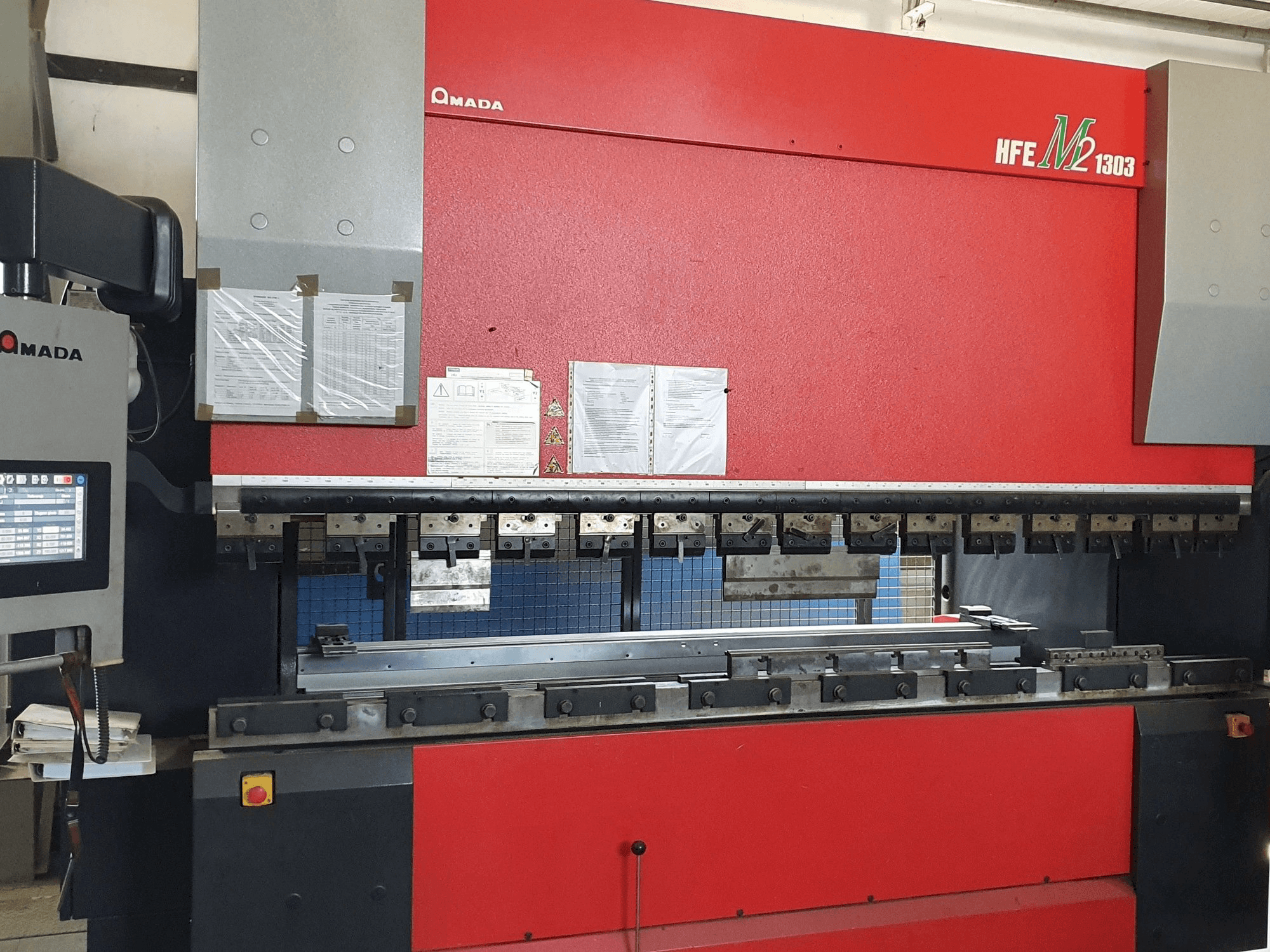 A AMADA HFE-1303M2 8 Axes gép elölnézete