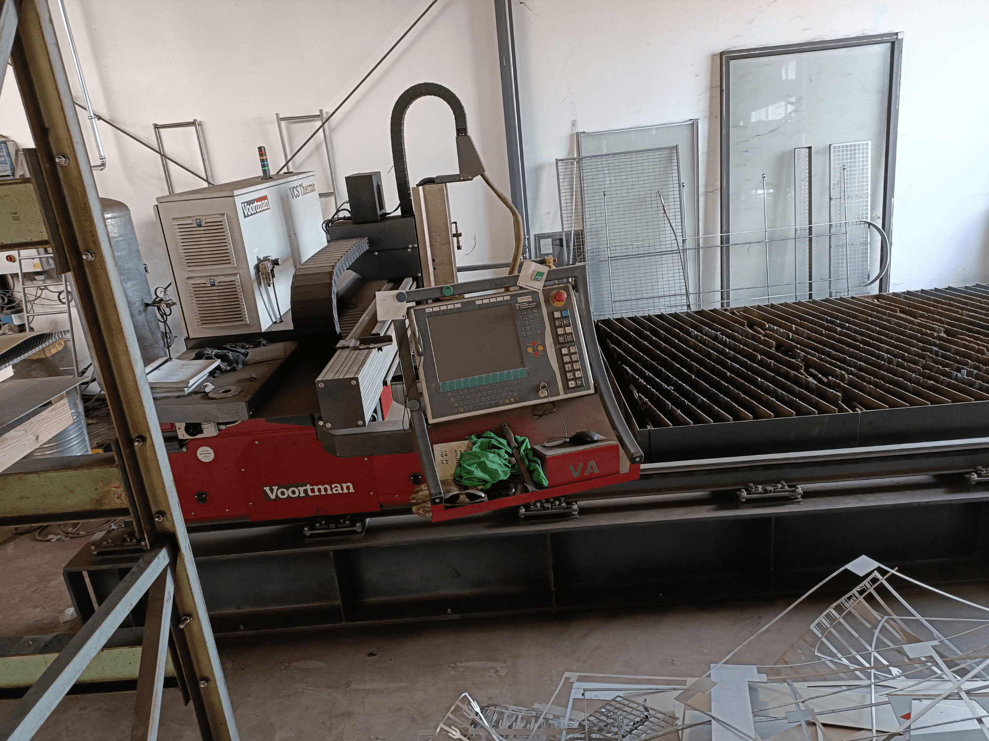 VOORTMAN VCS termoplaszma-vágógép, elölnézet, a vezérlőpanellel, a vágóasztallal és a környező munkaterület részleteivel.