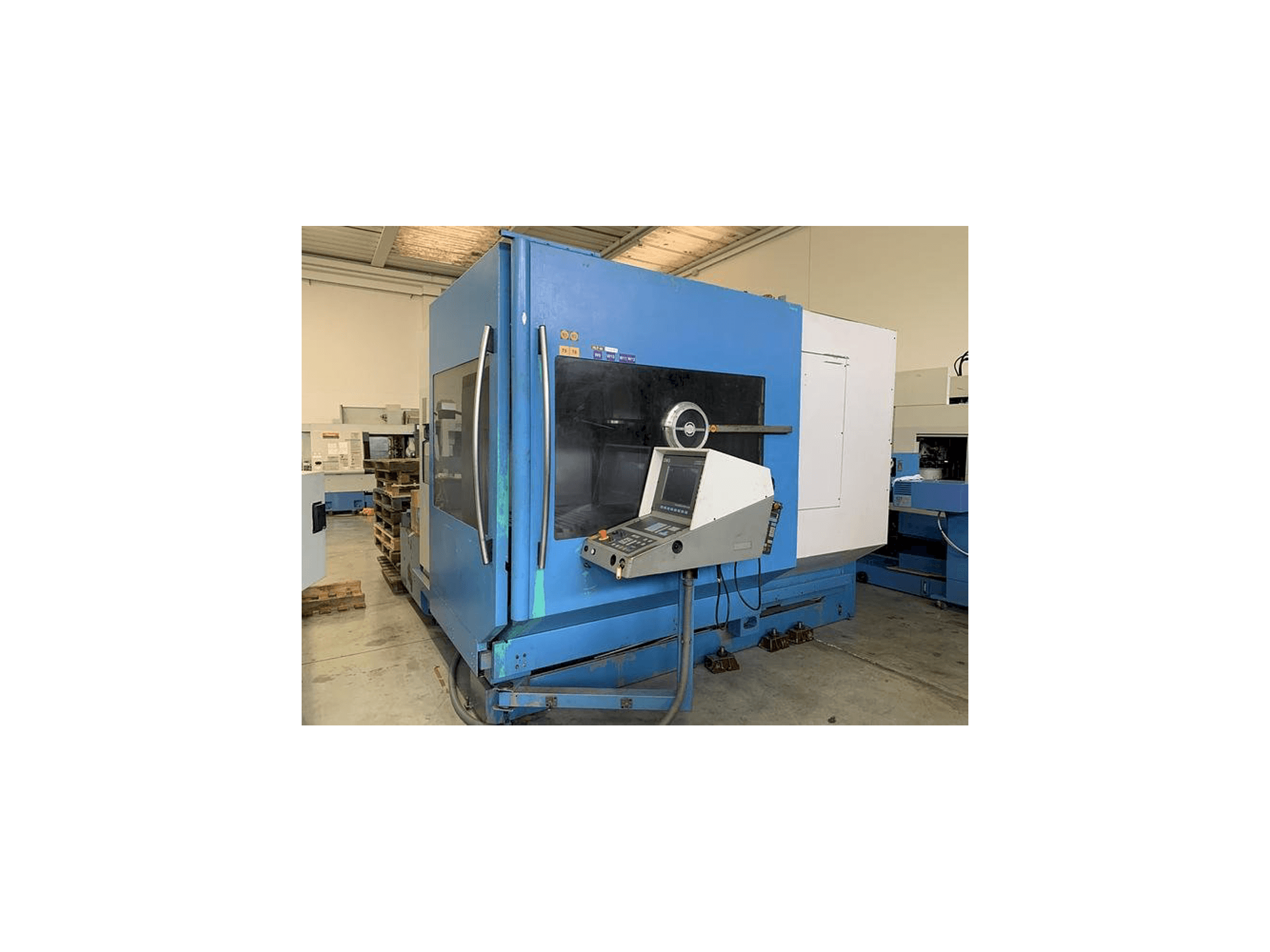 A DECKEL MAHO DMU 80 gép elölnézete