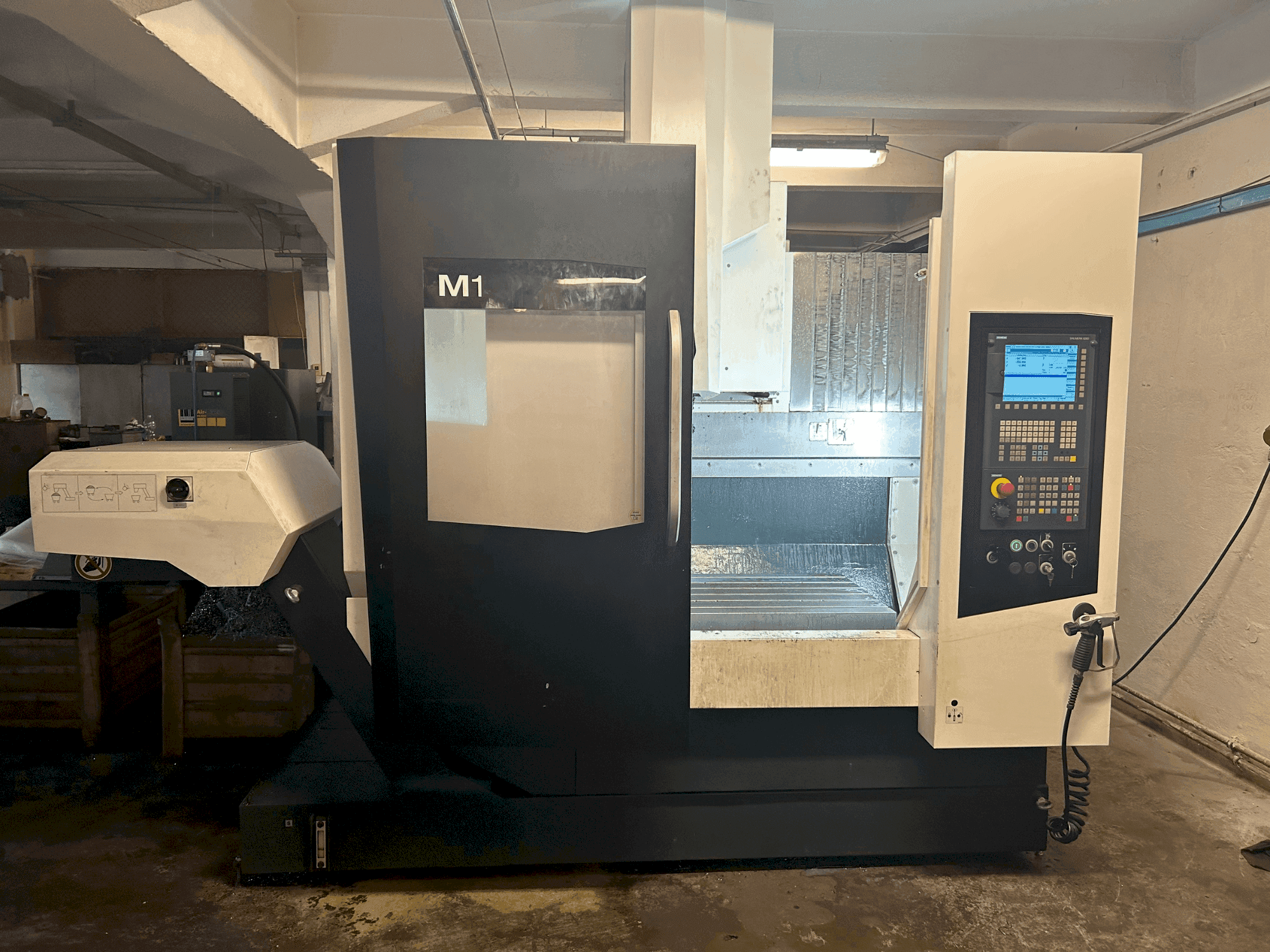 A DMG MORI M1 gép elölnézete