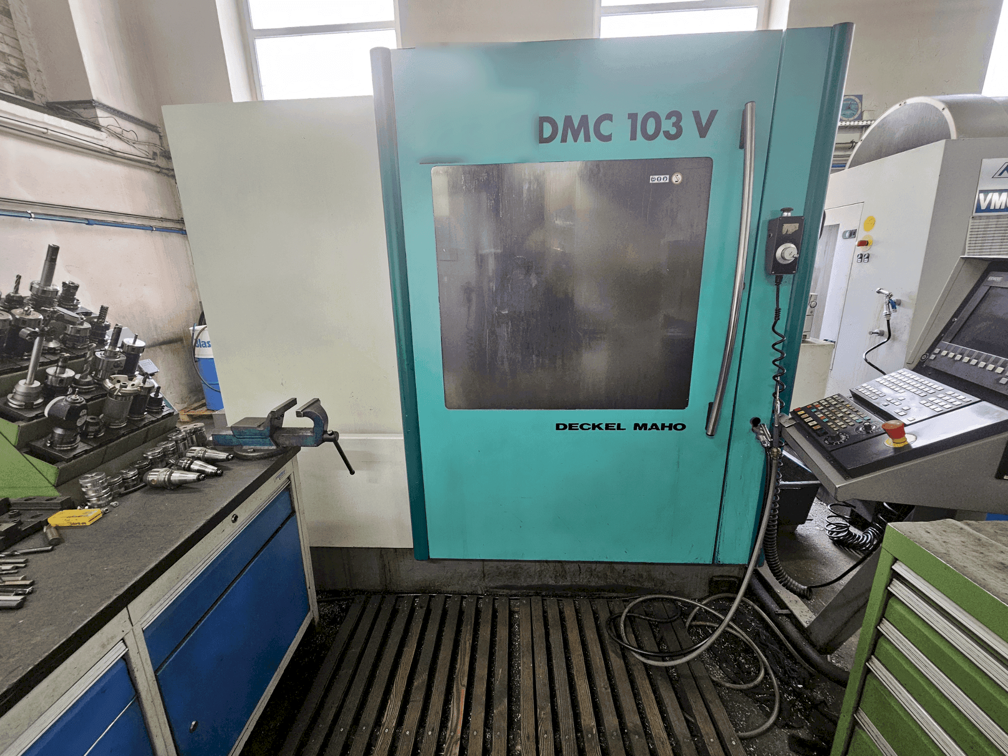 A DECKEL MAHO DMC 103V gép elölnézete