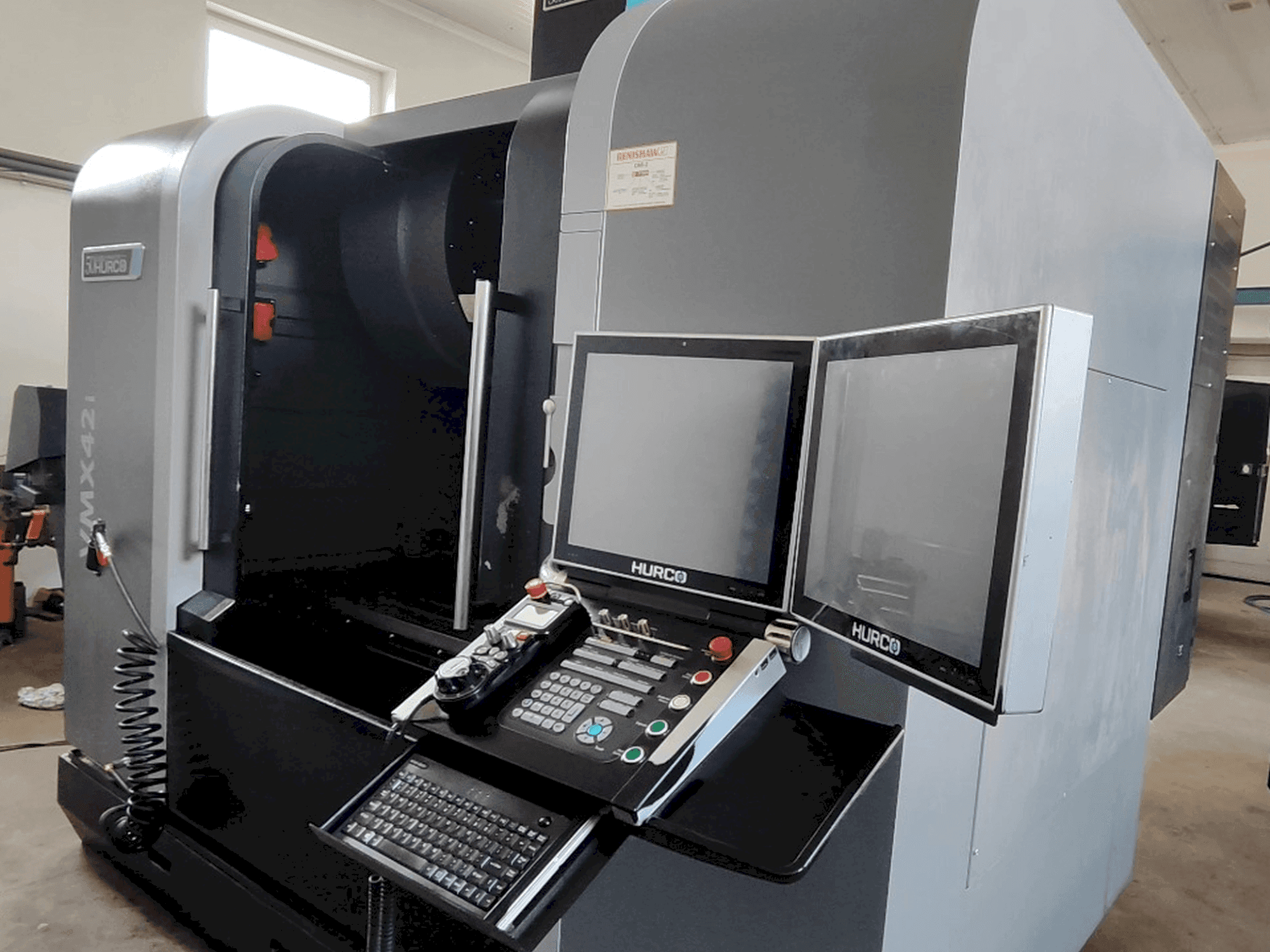 A Hurco VMX 42i (2018) gép elölnézete