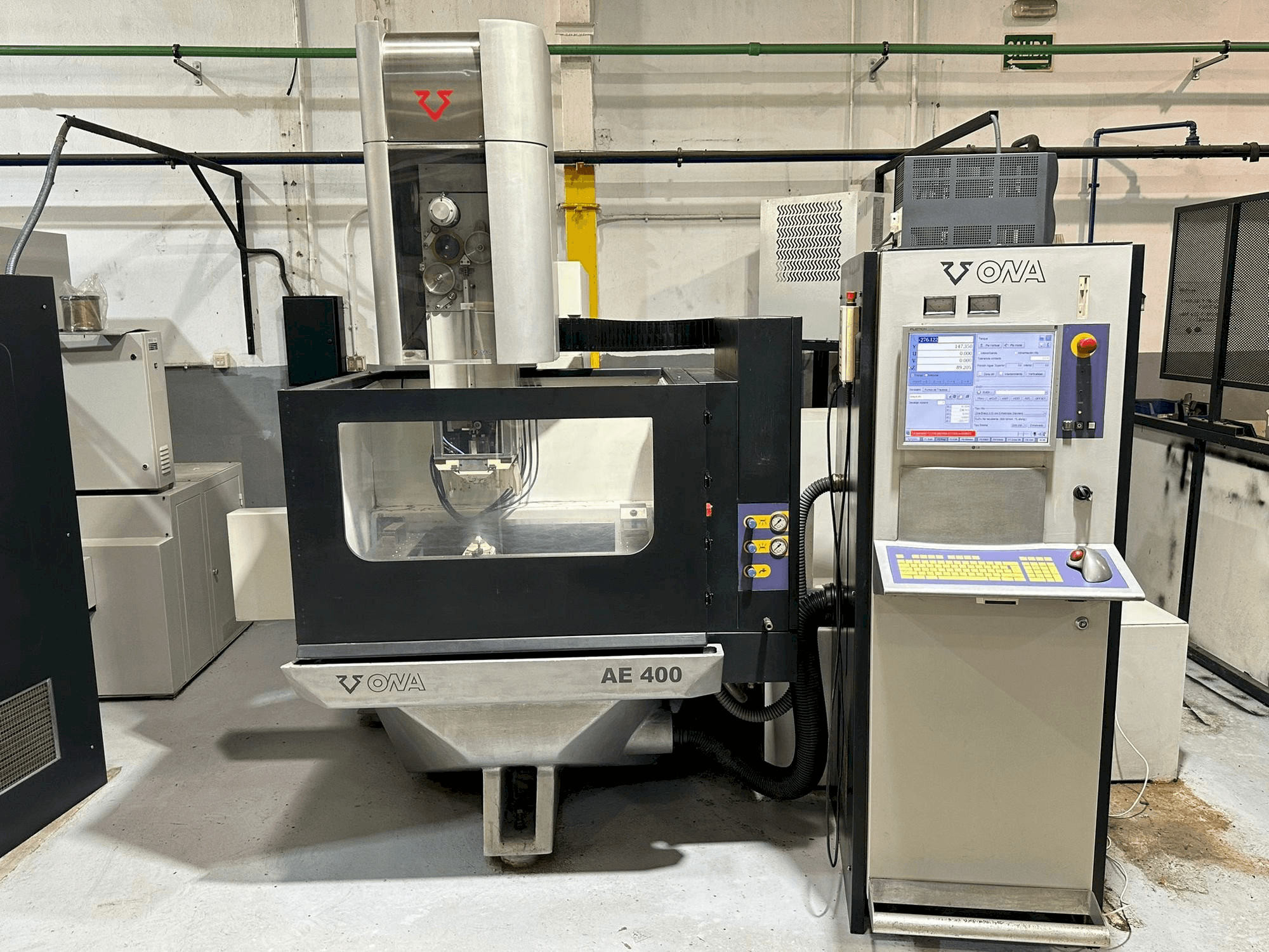 A ONA AE400 gép elölnézete