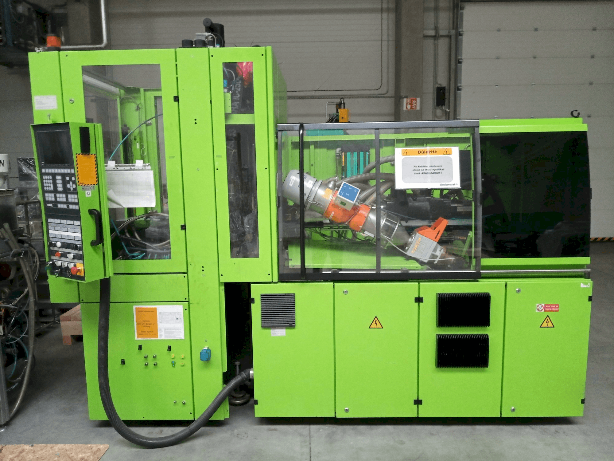 A Engel Insert 200H-50 gép elölnézete