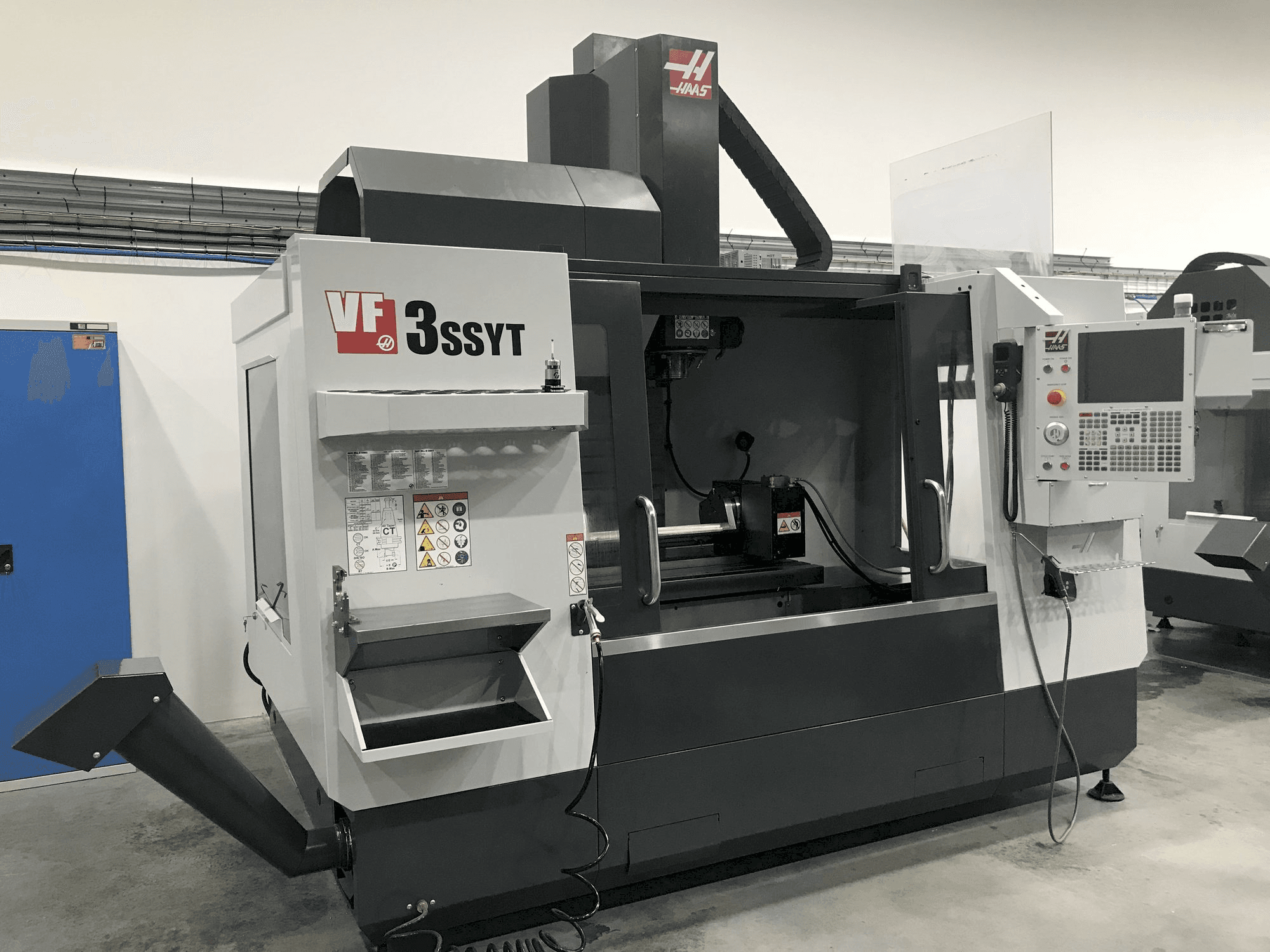 A HAAS VF-3 SSYT gép elölnézete