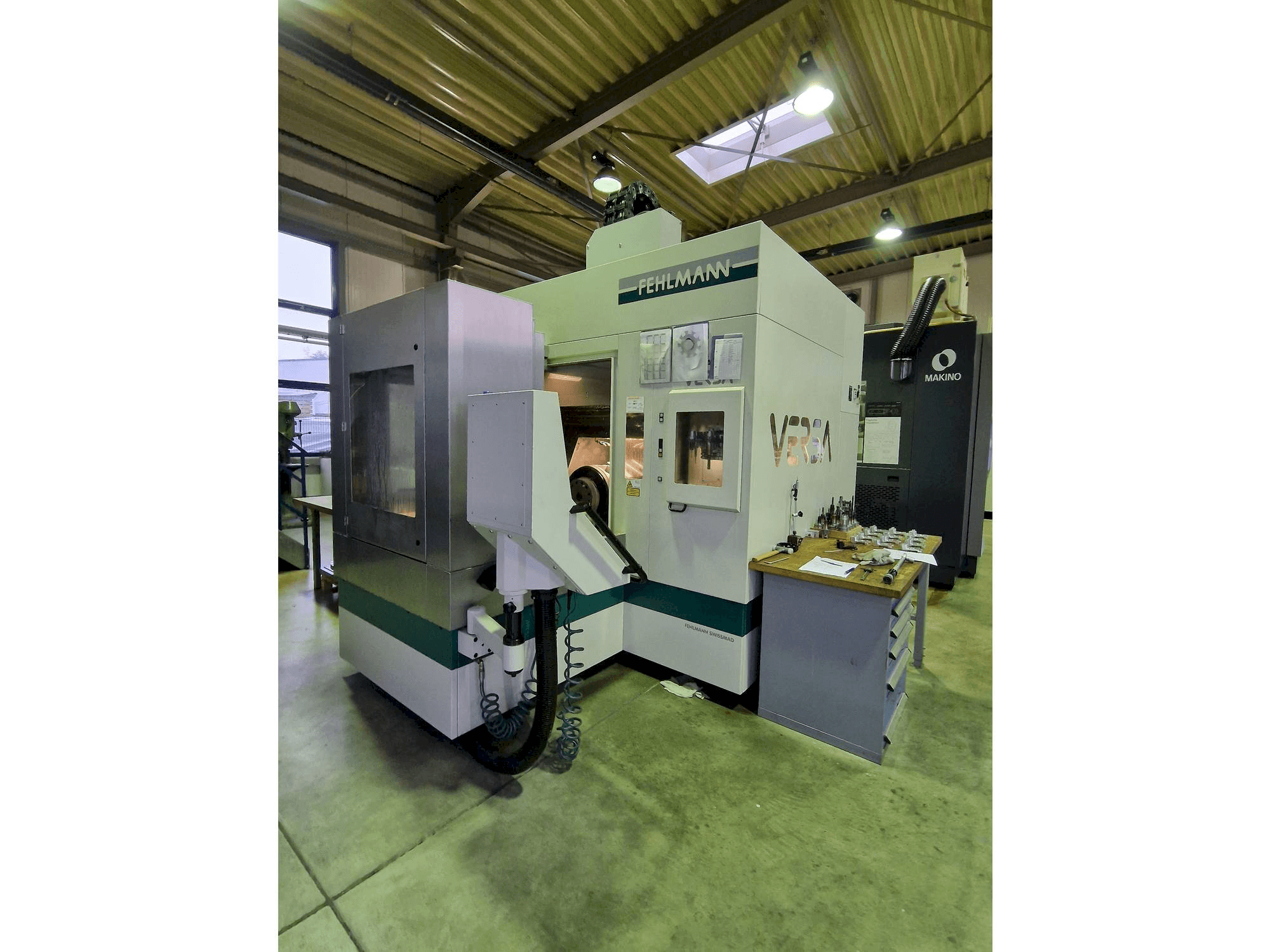 A FEHLMANN Versa P825 gép elölnézete