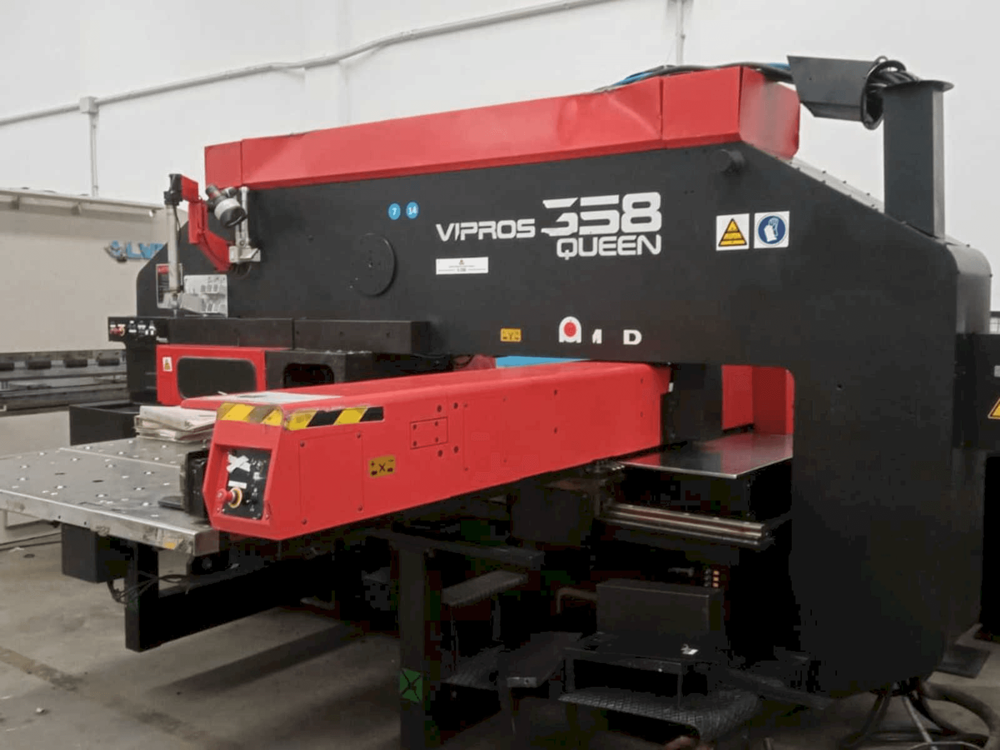 A AMADA Vipros 358 Queen gép elölnézete