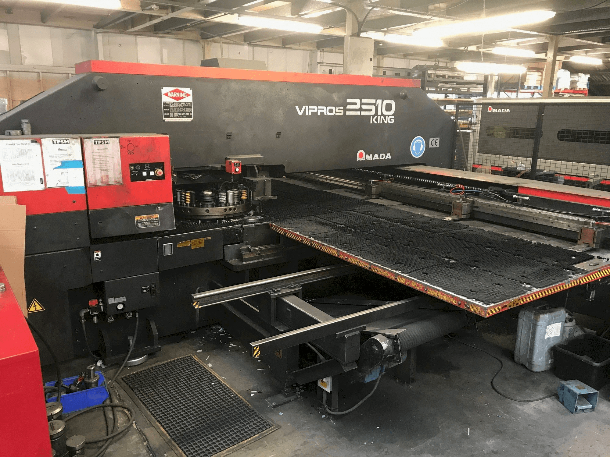A AMADA VIPROS 2510 KING gép elölnézete