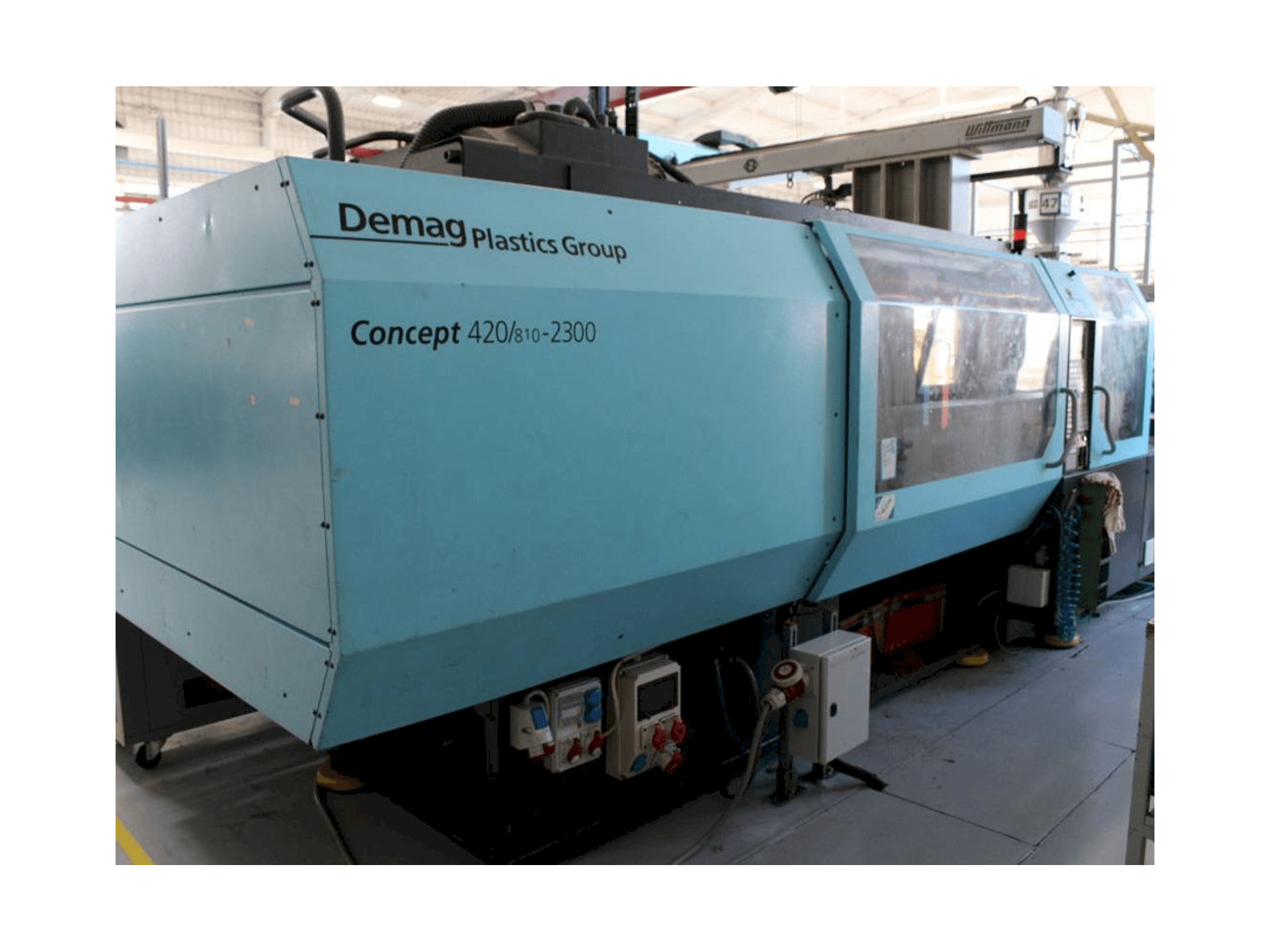 A DEMAG 420/810-2300 NC4 gép elölnézete