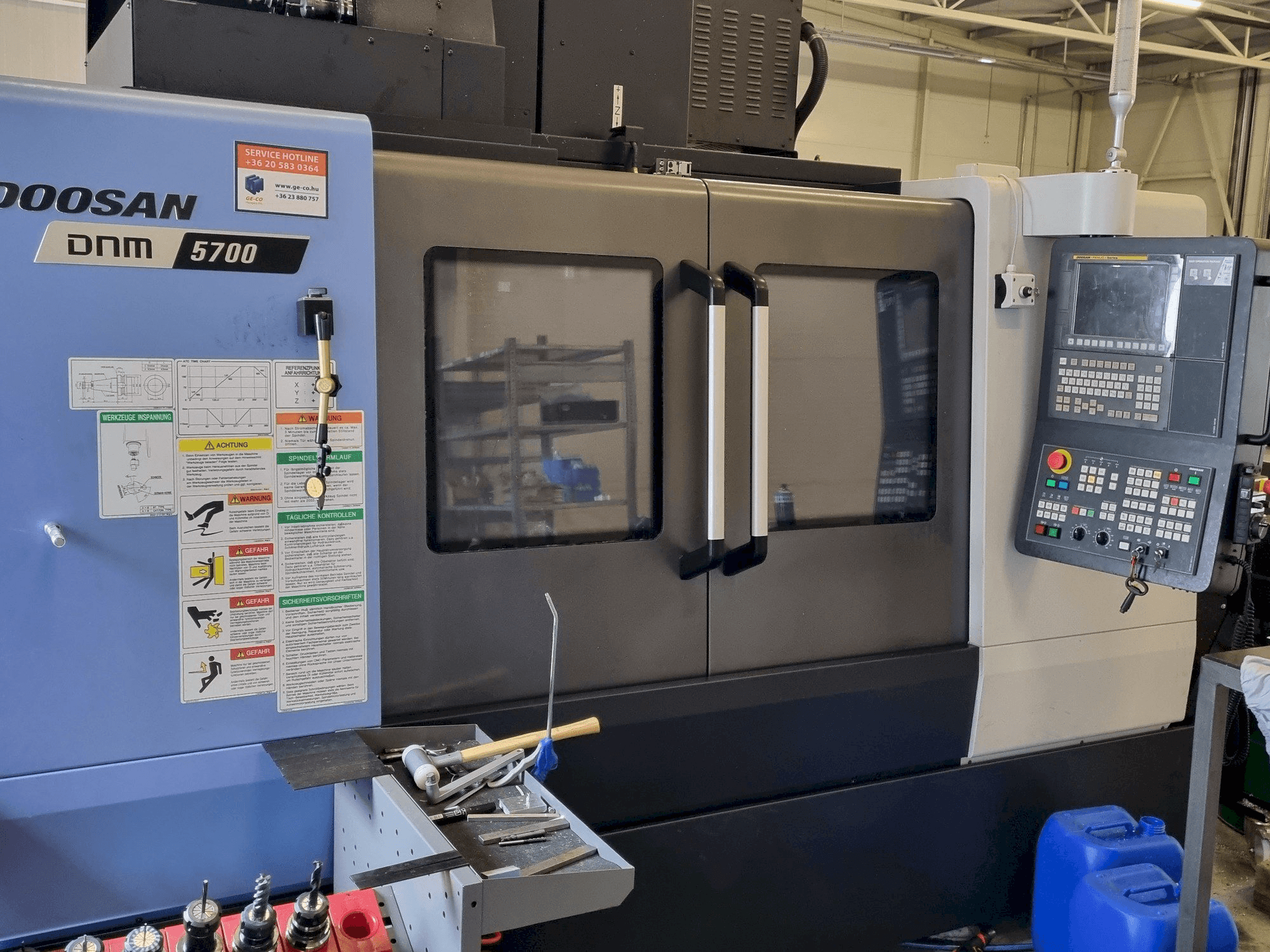 A DOOSAN DNM 5700 gép elölnézete