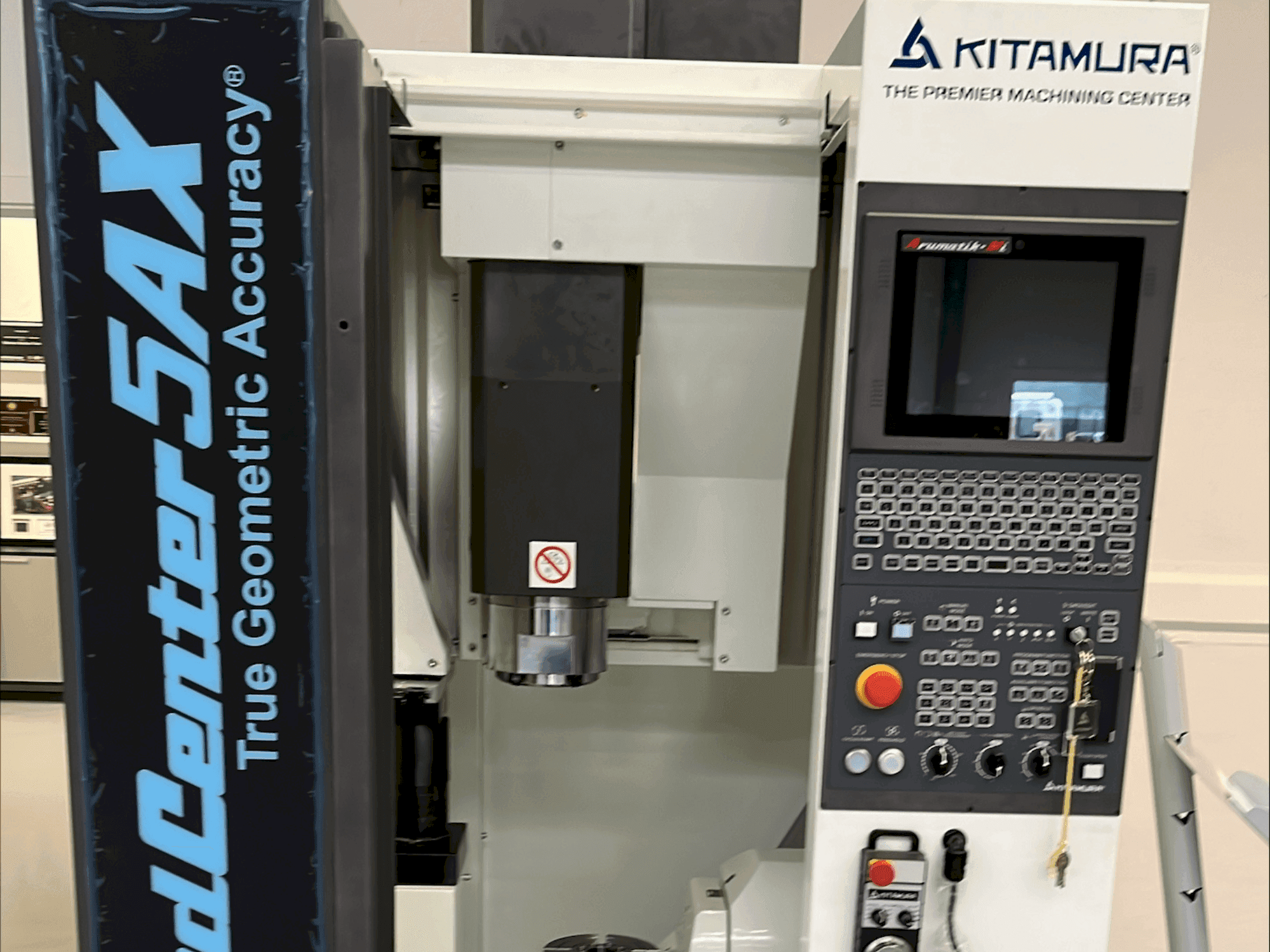 A Kitamura Medcenter 5AX gép elölnézete