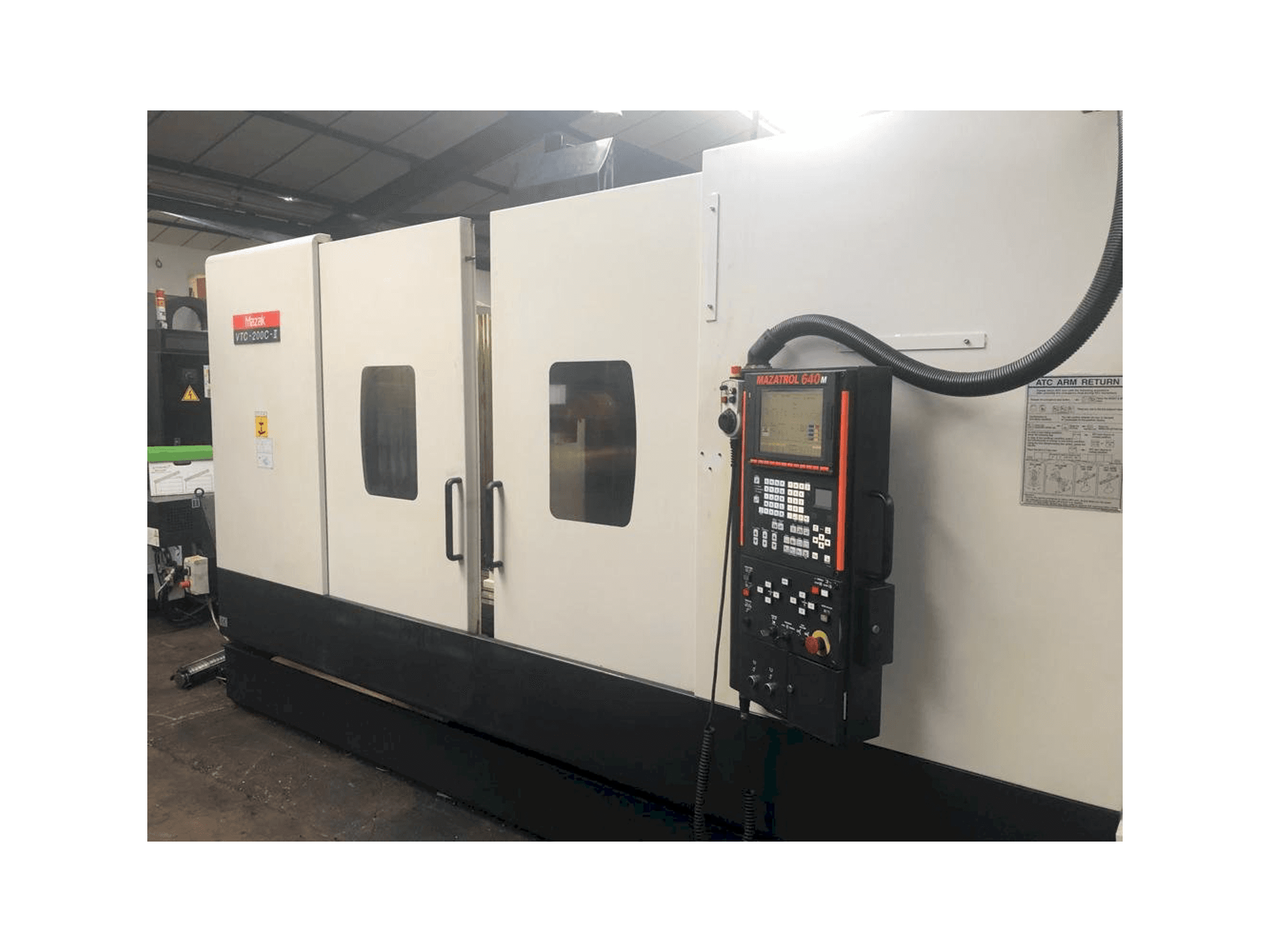 A Mazak VTC-200C-II gép elölnézete