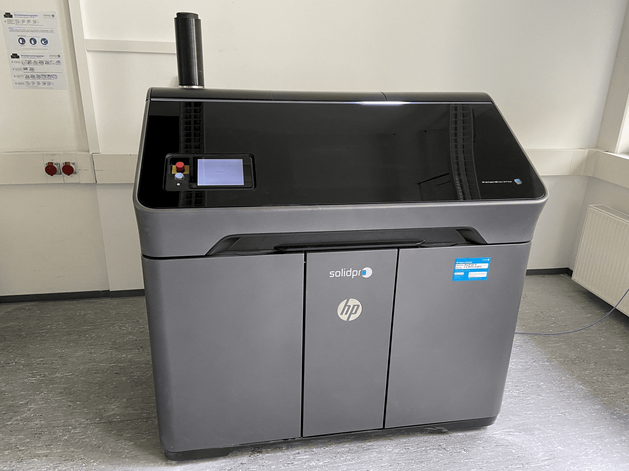 A HP Jet Fusion 580 Color 3D printer gép elölnézete