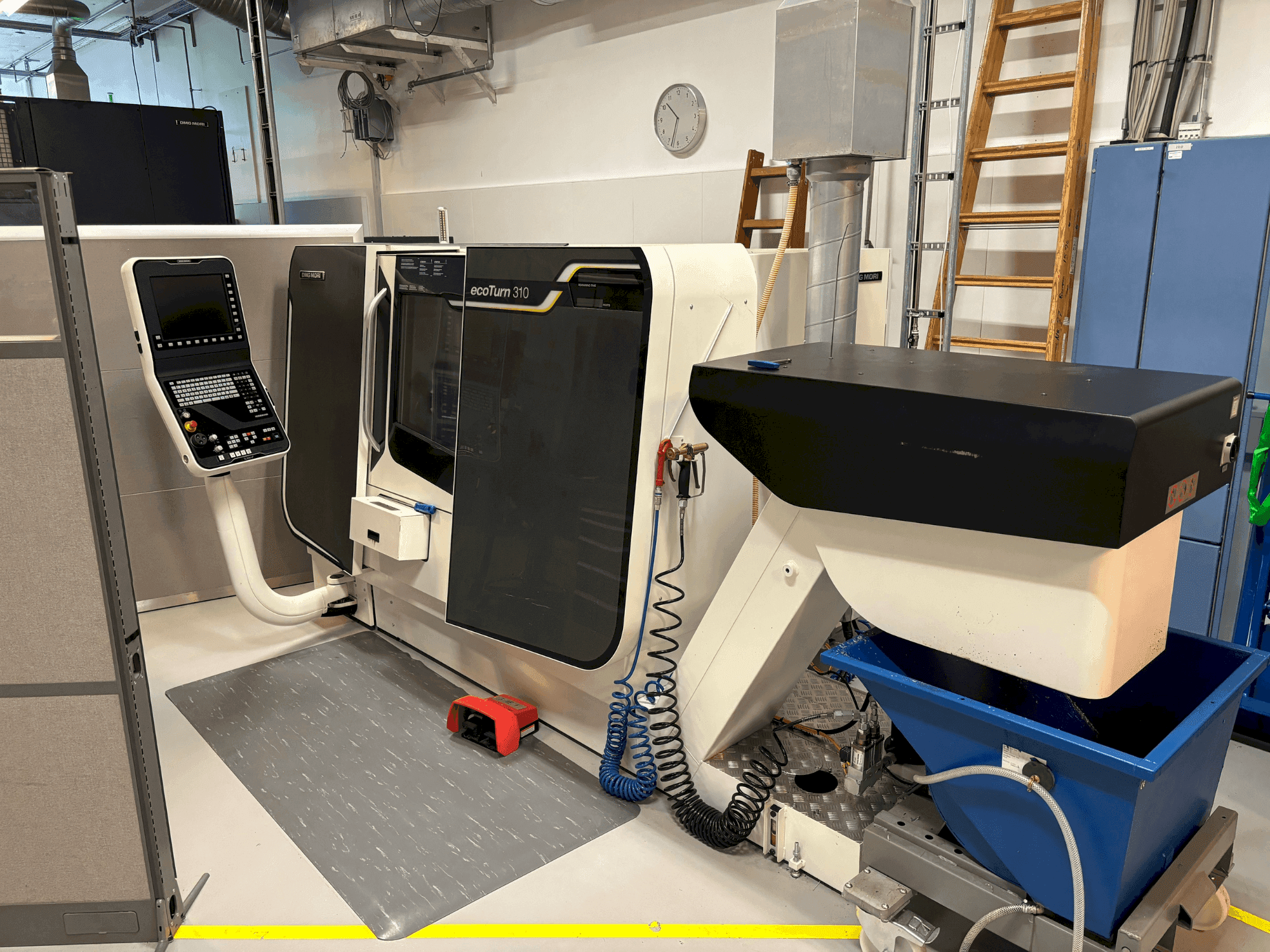 A DMG MORI ECOTURN 310 V3 gép elölnézete