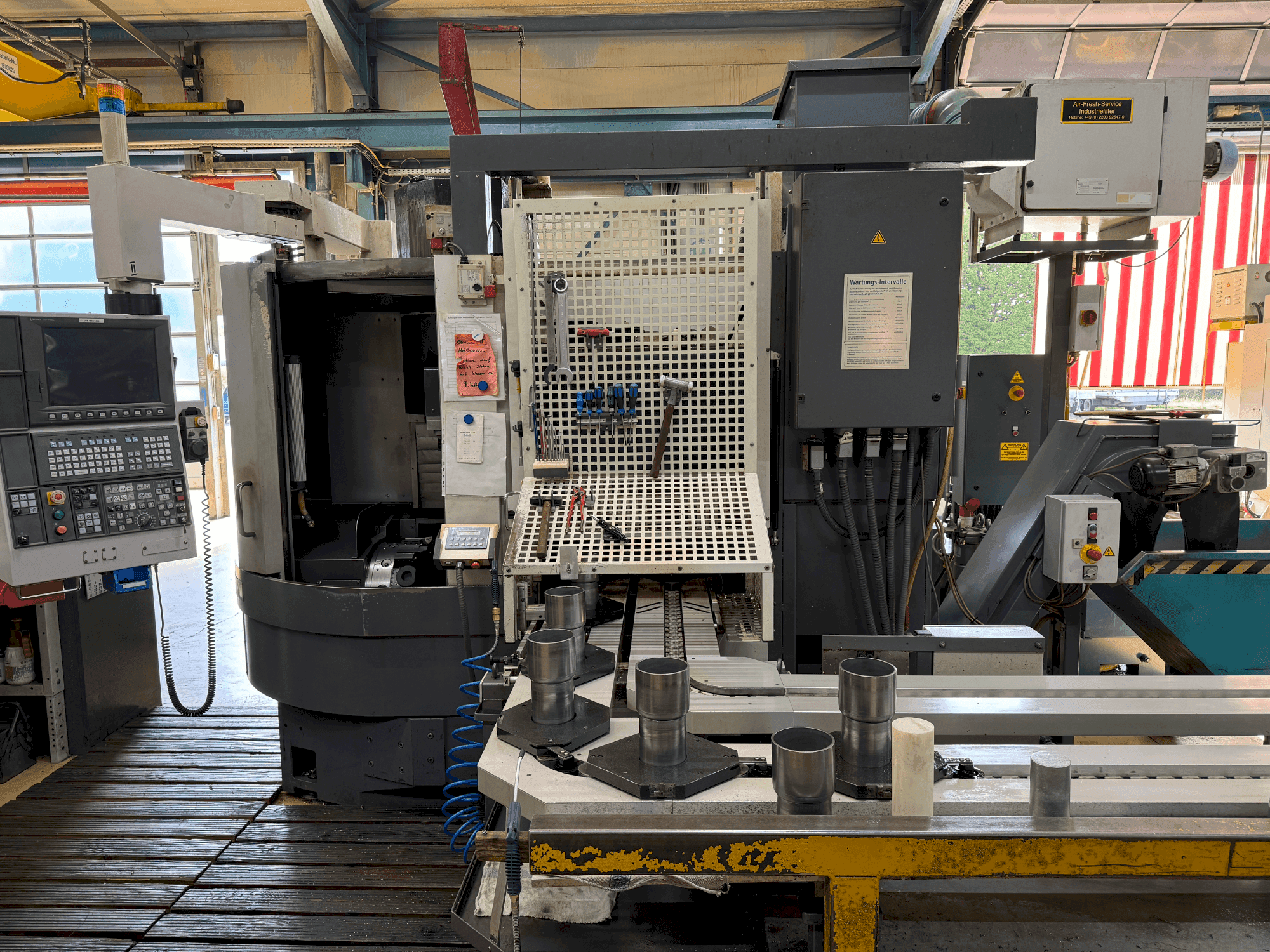 A Okuma LVT 300-M gép elölnézete
