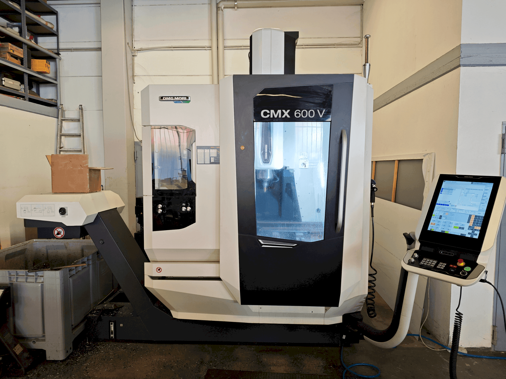 A DMG MORI CMX 600 V gép elölnézete