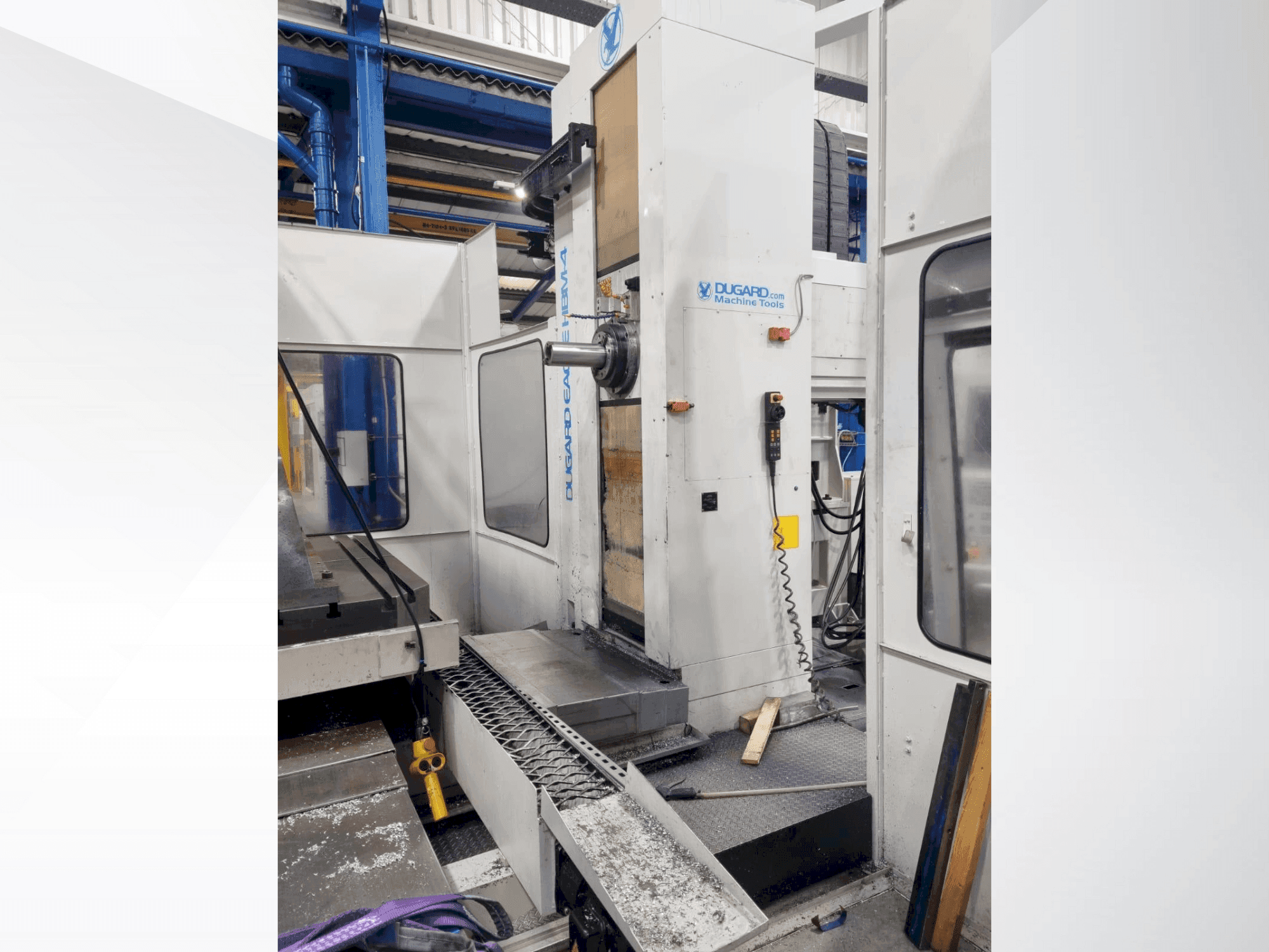 A Dugard HBM4 gép elölnézete