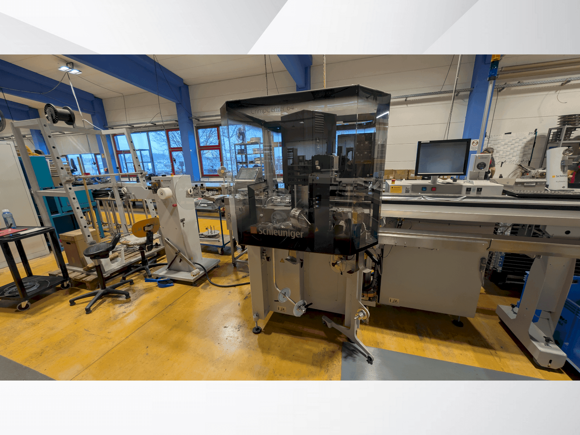 A Schleuniger CrimpCenter 64 gép elölnézete