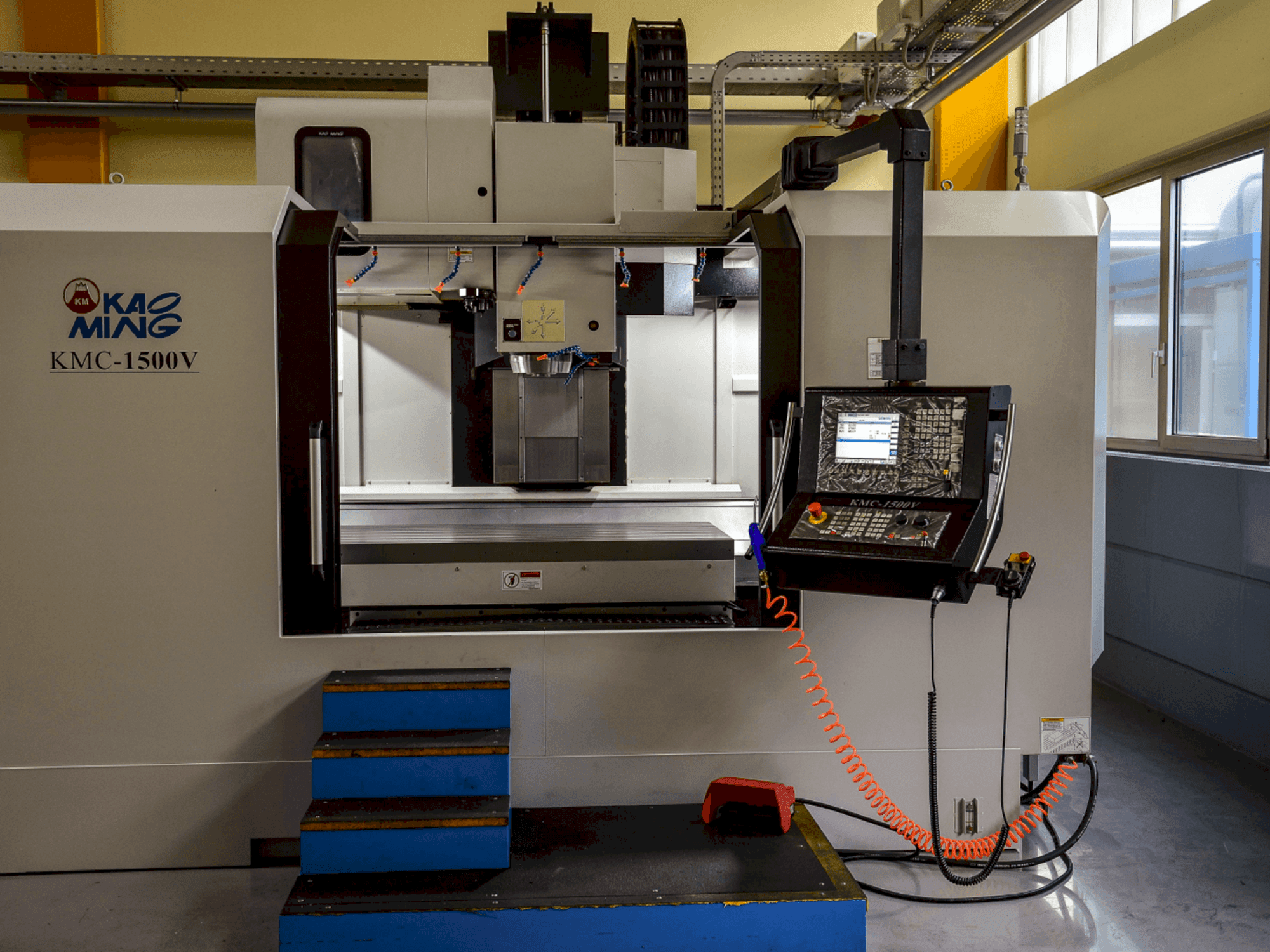 A KAOMING KMC 1500 V gép elölnézete