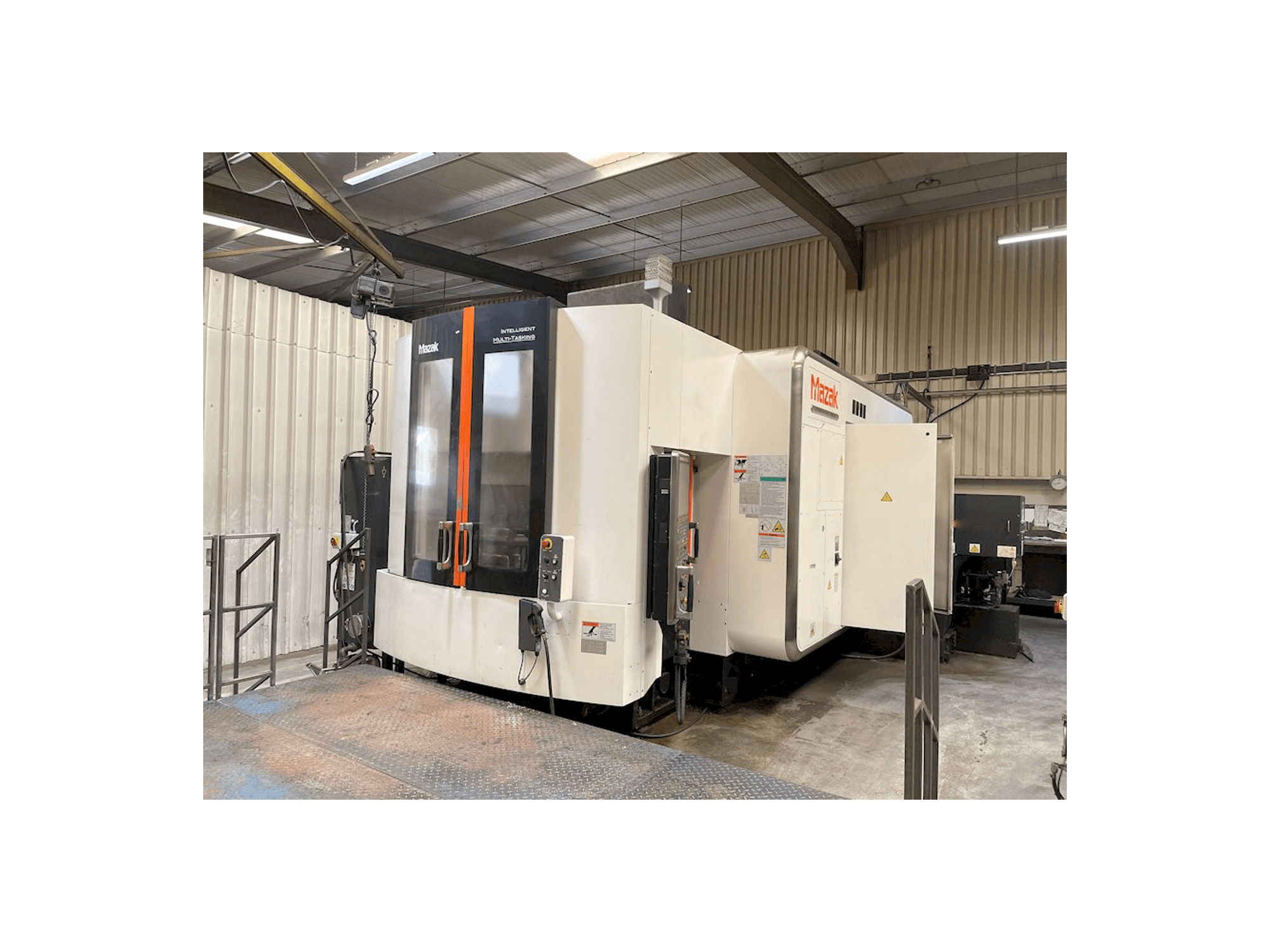 A Mazak VARIAXIS i-800 gép elölnézete