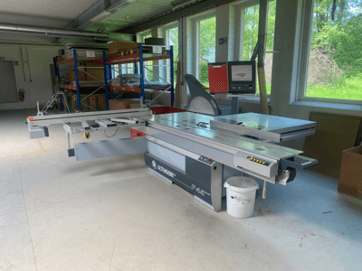 ALTENDORF F45 tolóasztalos fűrész, elölnézet, állítható tolóasztal, digitális kijelző és a kezelőpanel látható.