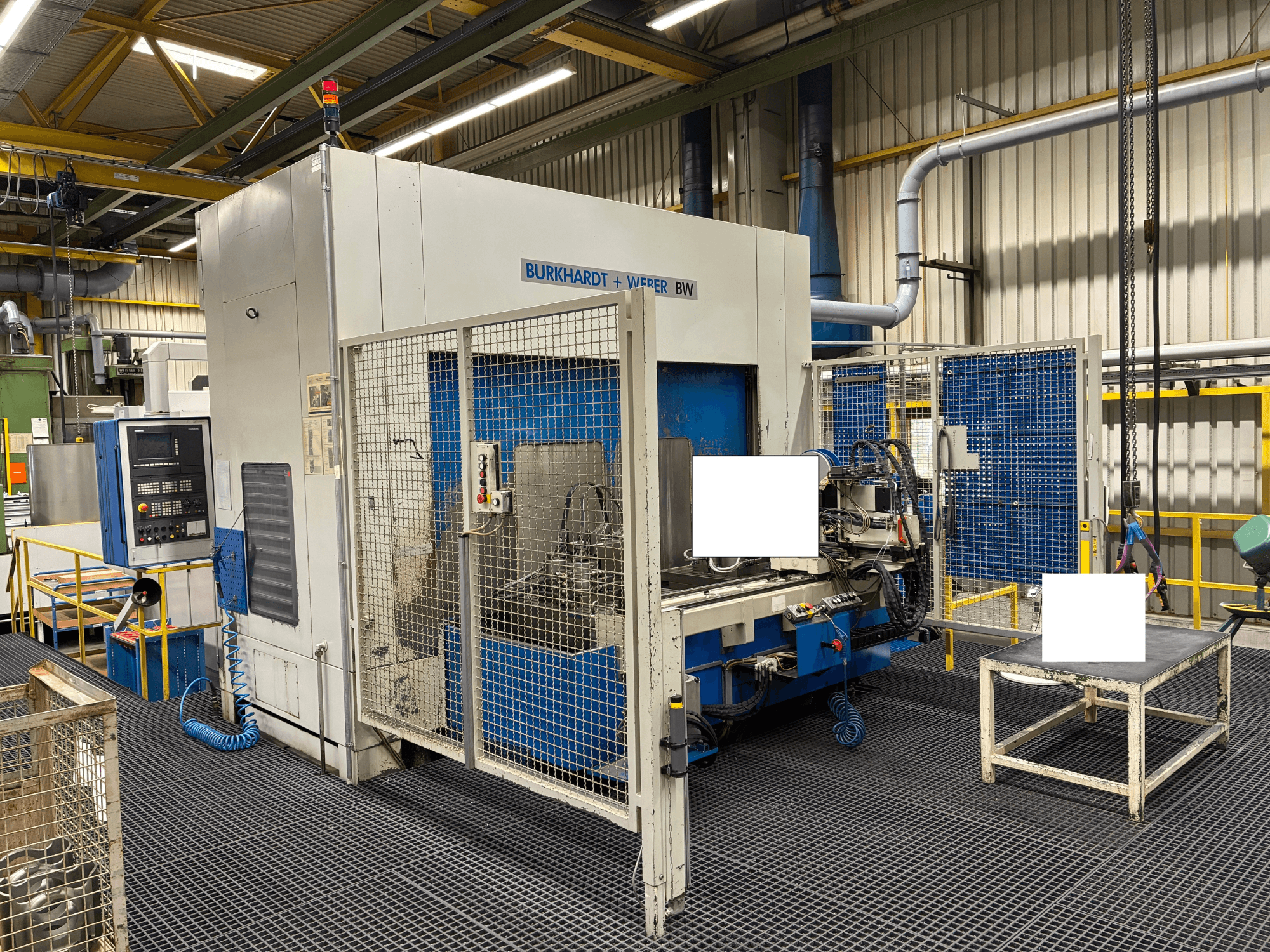 Burkhardt + Weber BW megmunkálóközpont, elölnézet, vezérlőpanel és biztonsági burkolat, ipari környezetben.