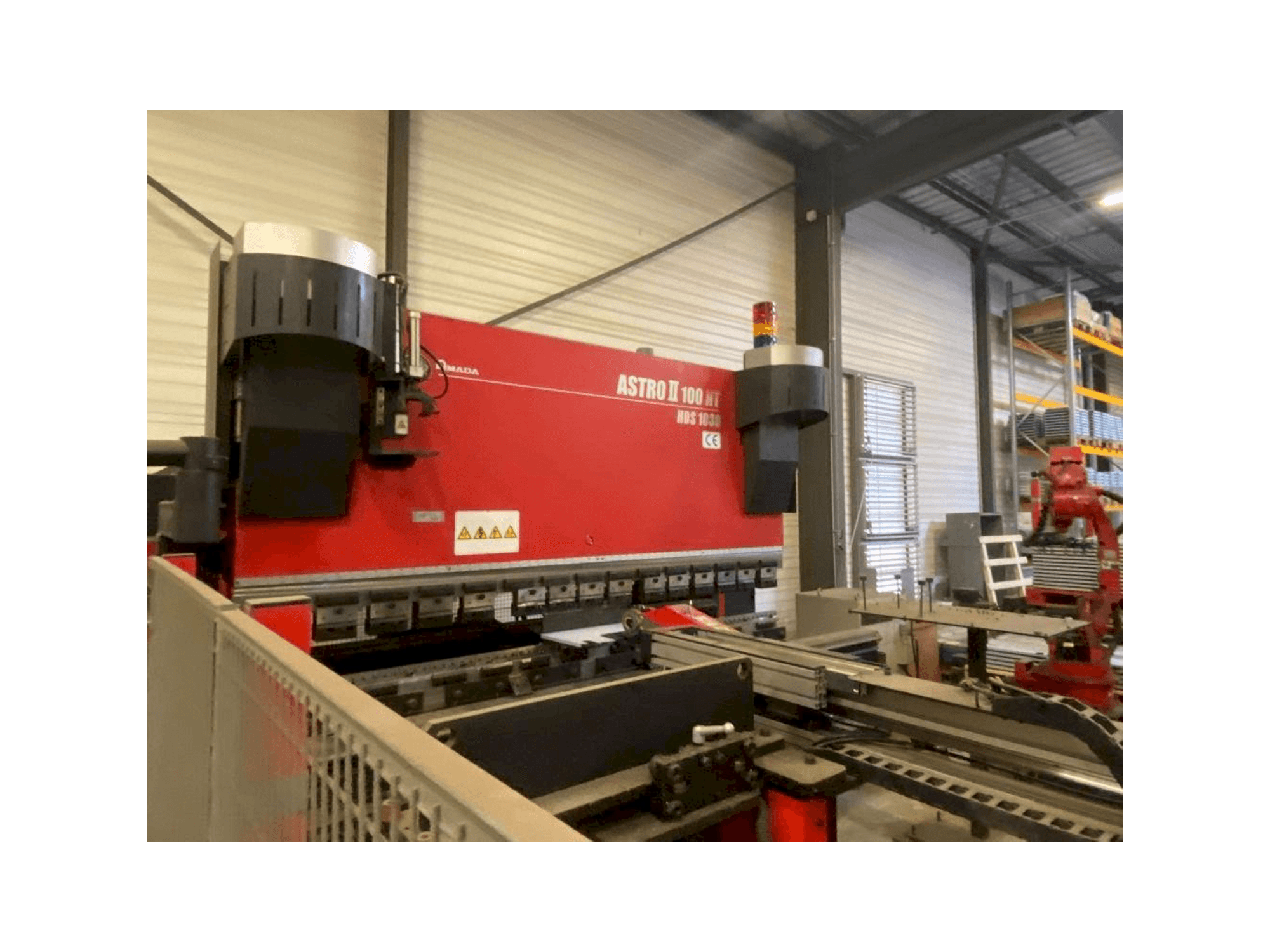 A AMADA ASTRO 100NT gép elölnézete
